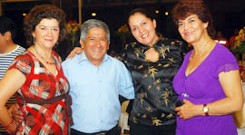 Raúl Guzmán en medio de las damas merece nuestro homenaje por su labor radial