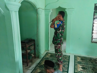 SUARA MERDU SATGAS TMMD PANGGIL WARGA UNTUK SHOLAT