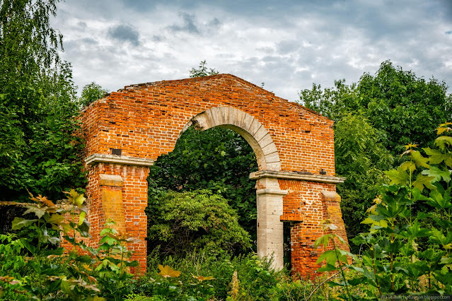 Сочинение про усадьбу рукавишниковых Сводчатые кирпичные ворота