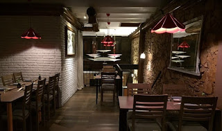 Fuente: Google Maps (Feng Sushi) Vista interior. El muro de piedra evidencia su origen.