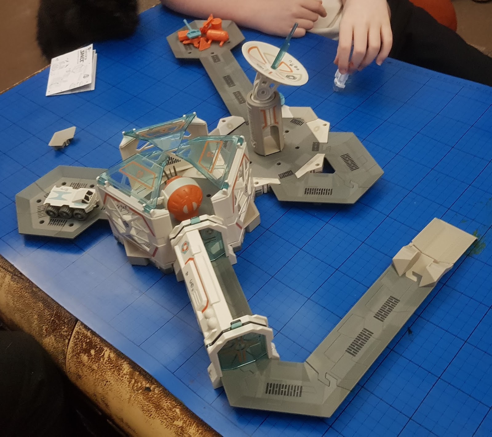 hex bugs space station