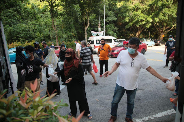 Volunteer MVM Agihan Ayam Syawal Bersama Uncle Kentang
