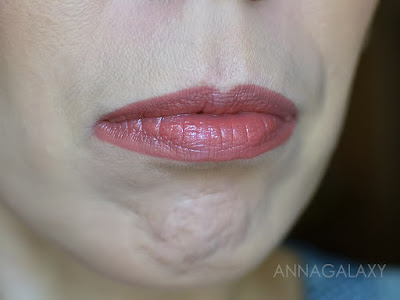 Как смотрится на губах Ухаживающая губная помада Faberlic Glammy 40479 молочный шоколад