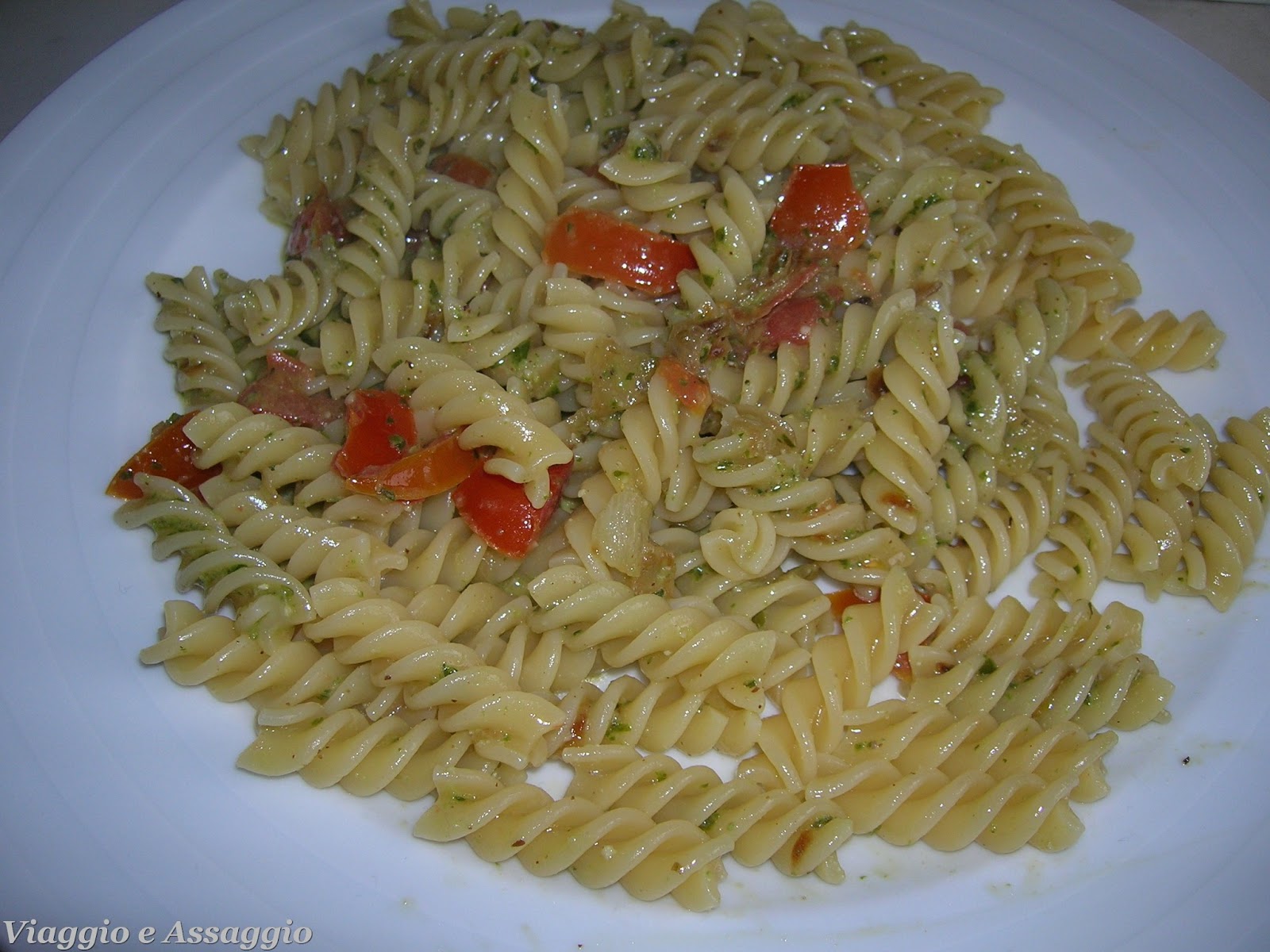 FUSILLI CON PESTO E POMODORINI Viaggio e Assaggio