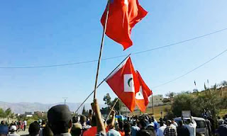 Descienden la bandera de Marruecos e izan la de Rif durante las protestas en Alhucemas.  Bandi