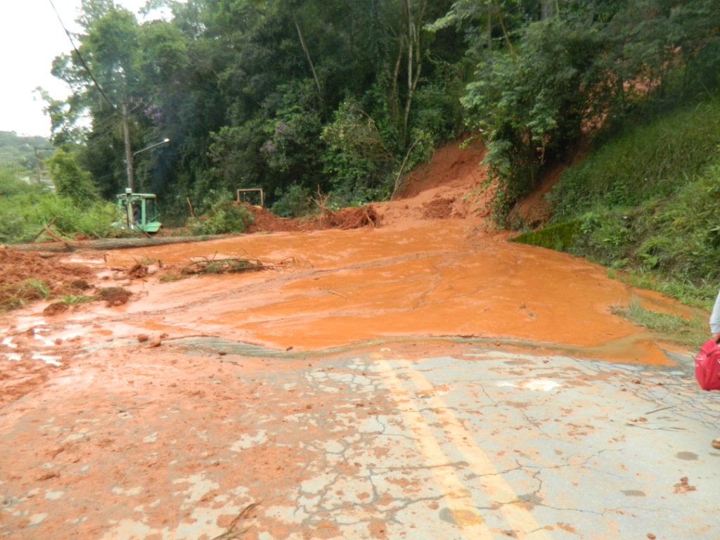 BLOG DO ROCHA Vazamento no ETA 1 causa deslizamento de terra na Rodovia SP 56 e deixa metade de BLOG DO ROCHA Vazamento no ETA 1 causa deslizamento de terra na Rodovia SP 56 e deixa metade de