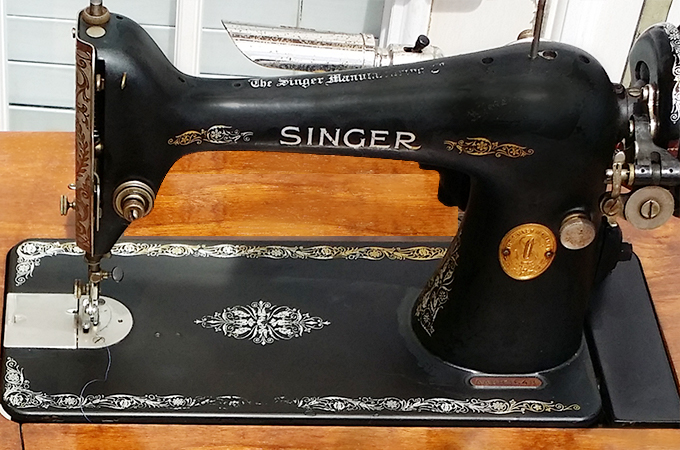 Antique 1926 Singer Sewing Machine & Table with Foot Pedal