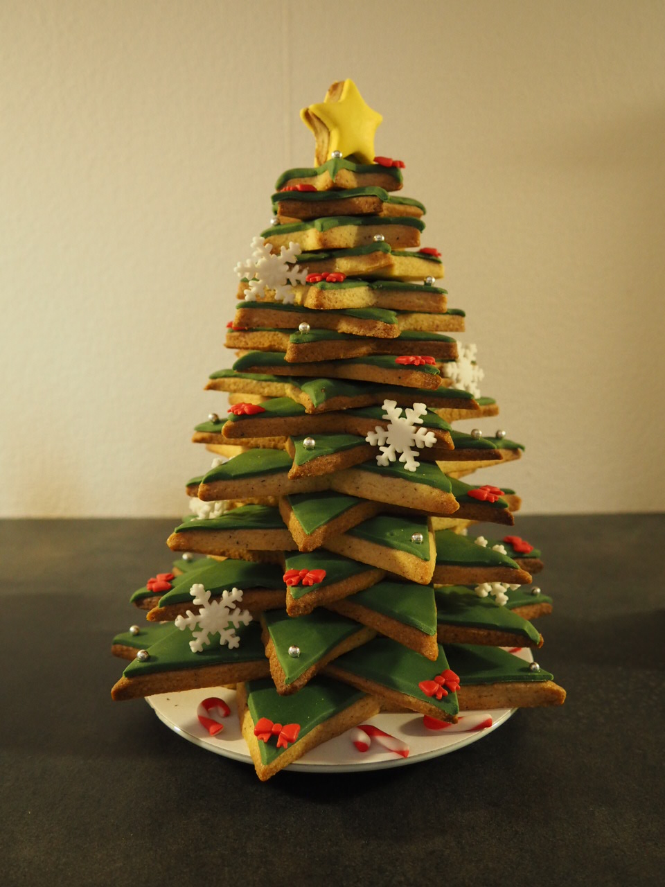La Petite Pâtisserie de Marie: Sapin de Noël en biscuits décorés