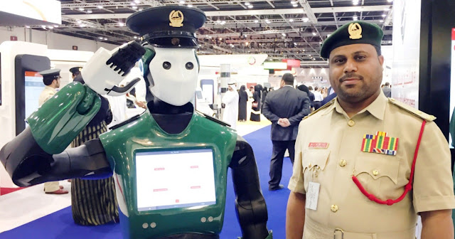 Свершилось: первый в мире робот-полицейский по имени, конечно же, Robocop официально зачислен в ряды полиции Дубая. Человекоподобный робот ростом 170 сантиметров весит 100 килограммов и оснащён целым набором сенсоров, которые распознают выражение лиц и жесты.