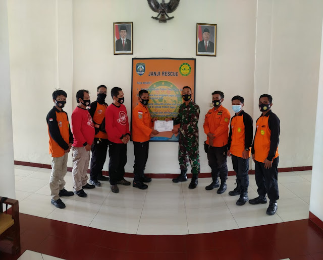 Dandim Sragen Berikan 100 Piagam Penghargaan Untuk Tim Sar yang Membantu Evakuasi Pelda Eka Budi Dandim Sragen Berikan 100 Piagam Penghargaan Untuk Tim Sar yang Membantu Evakuasi Pelda Eka Budi