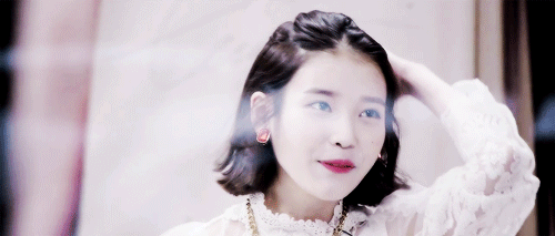 다리꼬는 단발 아이유