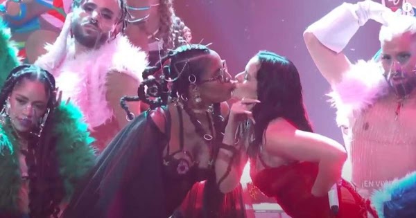 Así fue el beso entre Rosalía y Tokischa en los Latin Billboard 2021