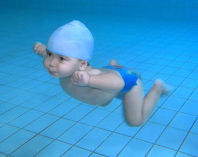 Un brassard de piscine pour la sécurité de l'enfant et du bébé