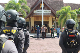 Polres Pinrang Gelar Apel Gabungan, Bagikan Puluhan Ribu Masker