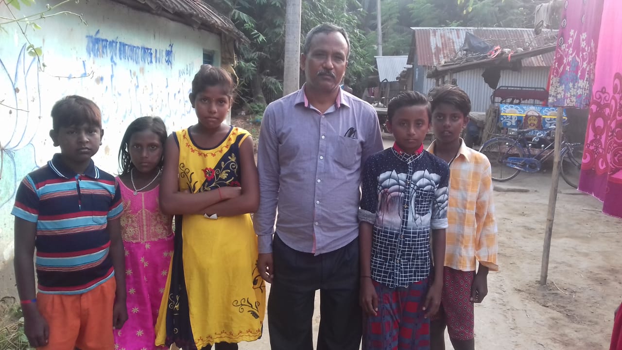 নিখোঁজ পড়ুয়া খুঁজতে বাড়িতে বাড়িতে প্রধান শিক্ষক 1 নিখোঁজ পড়ুয়া খুঁজতে বাড়িতে বাড়িতে প্রধান শিক্ষক