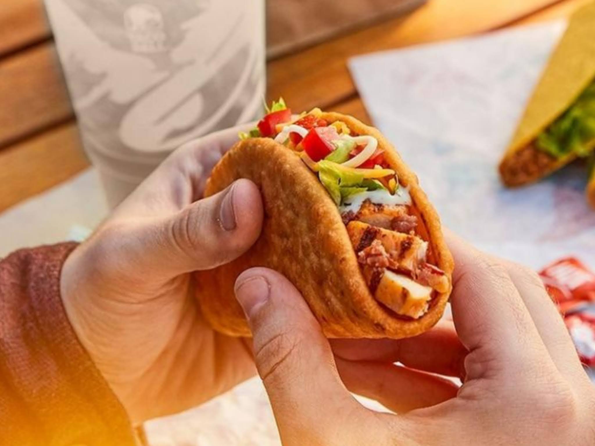 Ya puedes disfrutar de la nueva Bacon Club Chalupa EL HIT GUATE