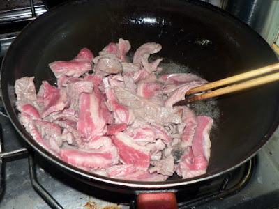 肉を炒める