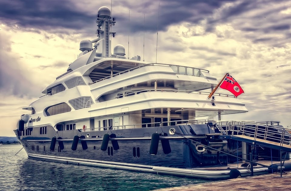 how much does a luxury yacht captain earn