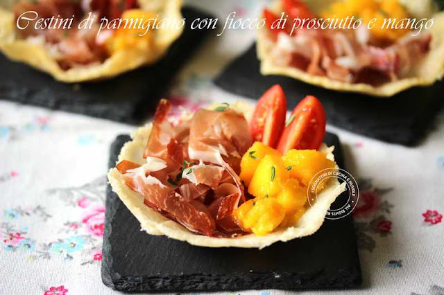 cestini_di_parmigiano_con_fiocco_di_prosciutto_e_mango