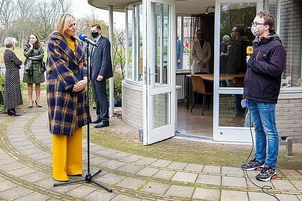 Queen Maxima wore a tartan mohair coat by Natan, and yellow stretch wool crepe top and trousers by same brand. Celedonio gold dragonfly brooch