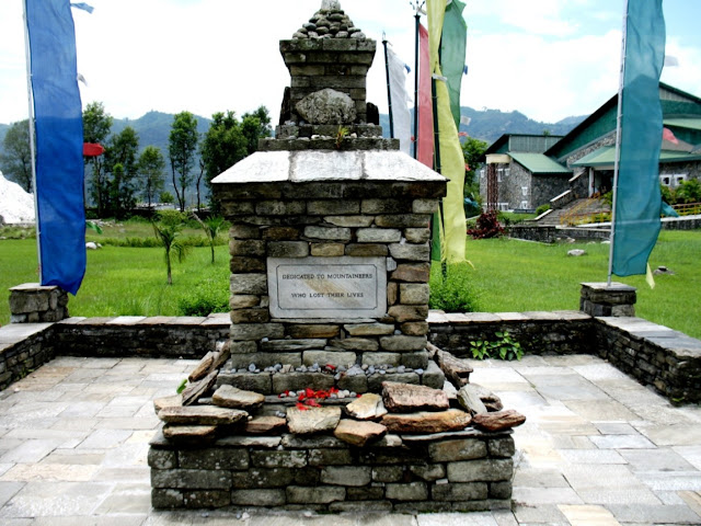Памятник, посвященный альпинистам, отдавшим свои жизни