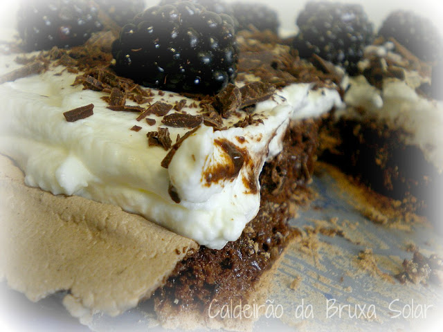 Pavlova de chocolate e amoras 