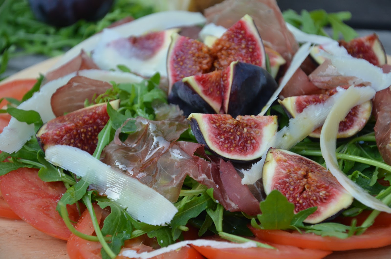 Rucola- Salat mit Bresaola, Tomaten und Feigen