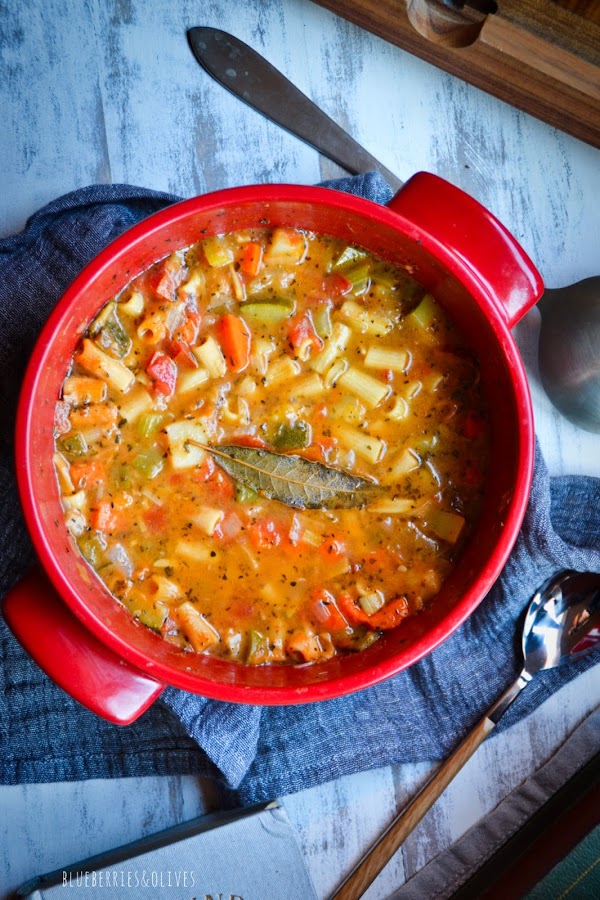 OLLA CERÁMICA ROJA EMILE HENRY CON SOPA MINESTRONE, PAÑO LINO GRIS