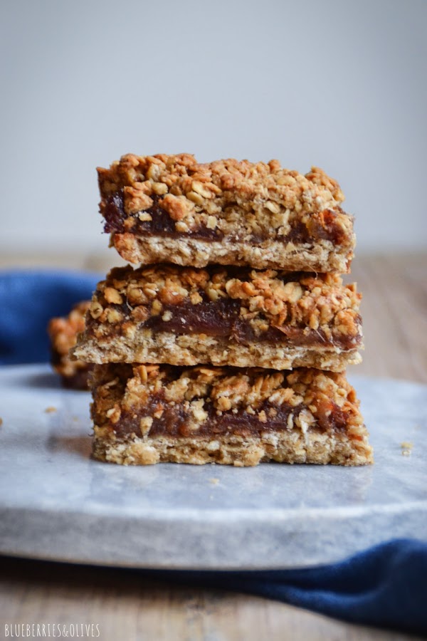 BARRITAS DE AVENA PILADAS SOBRE TABLA DE MÁRMOL, PAÑO DE LINO AZUL