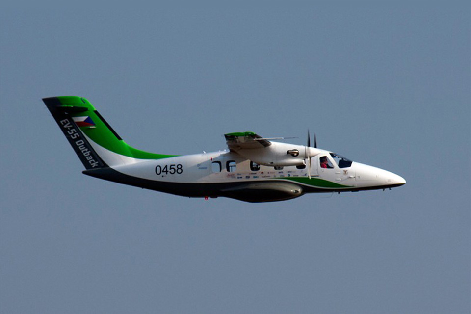 nhungdoicanh Evektor EV55 Outback