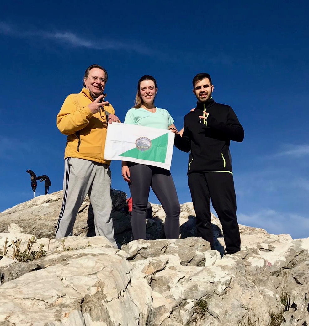 Con Guillem y Ana hollando la cima del Cerro del Tambor 1.075 metros de altitud, Sierra Sur de Jaén.