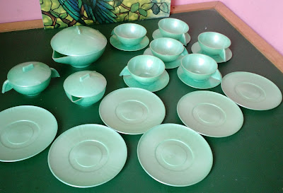 Brinquedo de plástico antigo, da Atma, aparelho de chá verde perolado com 6 xicaras de chá, pires (1 deles está colado) , pratos pequenos + 3 tijelas com tampa  R$ 40,00