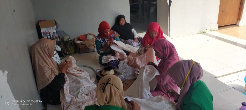 KEGIATAN MEMBATIK IBUIBU TK DI DUSUN MANDEPAH TIMUR DESA KEGIATAN MEMBATIK IBUIBU TK DI DUSUN MANDEPAH TIMUR DESA