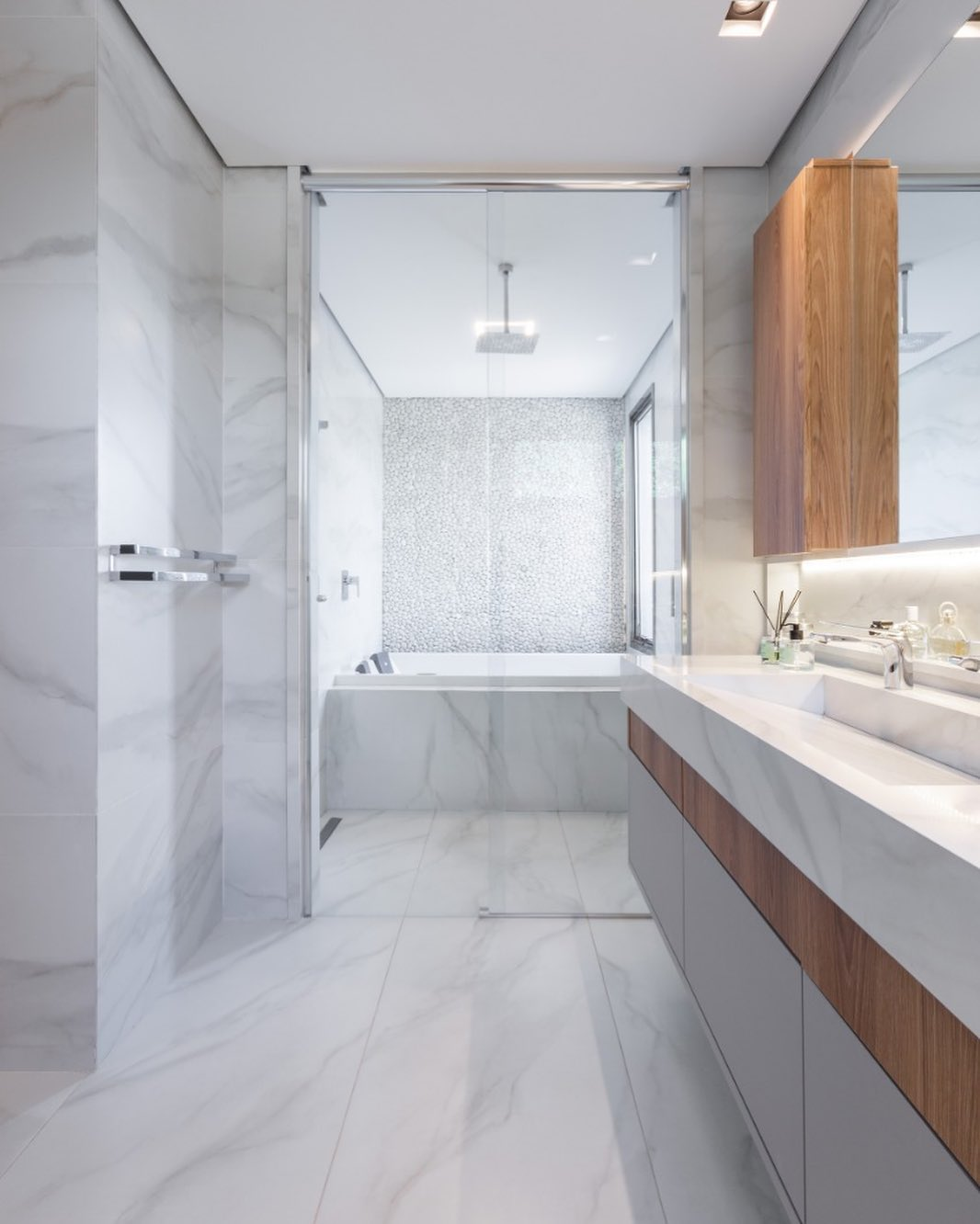 Banheiro contemporâneo marmorizado e amadeirado com penteadeira e banheira Decor Salteado