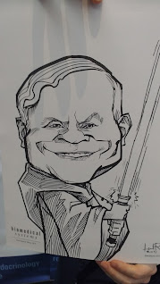 Caricature en rotuladror sobre papel de señor de mediana edad vestido como Jedi con espada de luz
