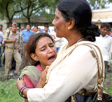 A girl breaks after seeing her mother's dead body in malwan rail accident