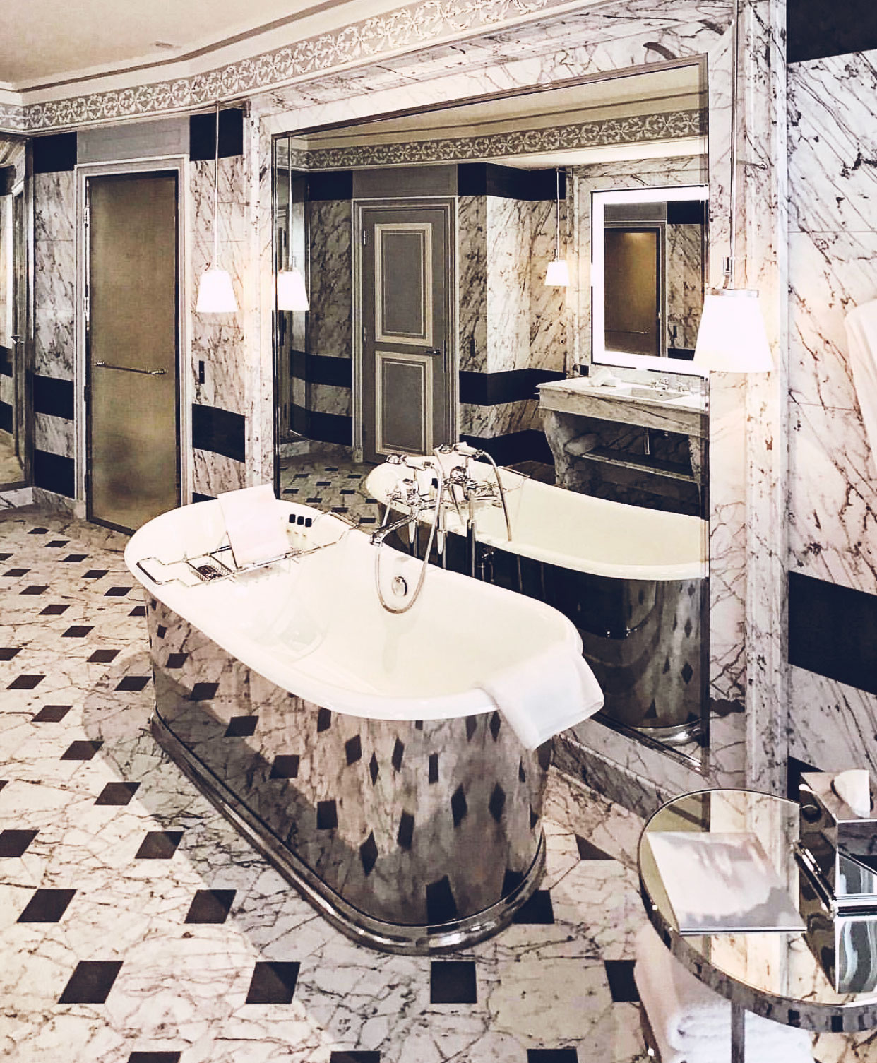 Travel Guide | Places: La Réserve Hotel, Paris