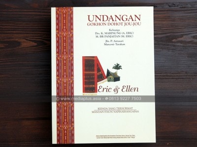 Contoh Isi Surat Undangan Pernikahan Versi Bahasa Batak Dan Bagian Suratnya Kali ini Topik Referensi akan ￼membuat sebuah pelajaran tentang tulisan susunan surat undangan pernikahan dan bagian bagianya versi bahasa BATAK TOBA.    Bagian bagian atau isi surat undangan pernikahan bahasa batak,adalah hal yang sangat penting untuk di pelajari terutama para anak muda jaman sekarang sudah jarang mempelajari cara cara maupun tradisi penulisan surat undangan pernikahan. sebagai suku orang batak tentu kita harus tau cara penulisan teks undangan pernikahan yang baik dan benar.apalagi bagi calon pengantin yang akan menyelenggarakan acara pernikahan adat.    ketika kita membuat surat undangan inilah bagian bagian surat yang harus kita tulis didalam surat undangan bahasa batak .untuk orang orang batak yang ingin mencari intruksi pembuatan surat undangan tersebut boleh membaca tulisan ini  Bagian bagian surat undangan:    Kali ini curahan online akan ￼membuat sebuah pelajaran tentang tulisan susunan surat undangan pernikahan dan bagian bagianya versi bahasa BATAK TOBA.  Bagian bagian atau isi surat undangan pernikahan bahasa batak,adalah hal yang sangat penting untuk di pelajari terutama para anak muda jaman sekarang sudah jarang mempelajari cara cara maupun tradisi penulisan surat undangan pernikahan. sebagai suku orang batak tentu kita harus tau cara penulisan teks undangan pernikahan yang baik dan benar.apalagi bagi calon pengantin yang akan menyelenggarakan acara pernikahan adat.  ketika kita membuat surat undangan inilah bagian bagian surat yang harus kita tulis didalam surat undangan bahasa batak .untuk orang orang batak yang ingin mencari intruksi pembuatan surat undangan tersebut boleh membaca tulisan ini  Bagian bagian surat undangan:     undangan Gokhon dohot jou-jou Pada Suku Batak      Contoh Isi Surat Undangan Pernikahan Versi Bahasa Batak Dan Bagian Suratnya   1.kepala Surat(judul)  Kepala surat ini adalah bagian pertama yang harus ditulis,judul ini yang akan menjelaskan bagian isi yang akan di tulis nanti.  contoh judul undangan pernikahan bahasa batak yang sering atau umum dipakai adalah "GOKHON DOHOT JOU JOU".    2.Salam Pembuka SURAT  Salam pembuka ini adalah kata pengantar yang kita sampaikan berupa kalimat yang lembut dan sopan.  contoh penulisanya dalam bahasa batak yang bisa di gunakan yaitu"Dibagasan asi dohot Holong ni roha na sian Tuhan ta Na mangiring iring ganup langka ta"    3.Isi SURAT  Isi adalah bagian surat yang menjelaskan pelaksanaan acara,hari,tanggal,bulan, lokasi ,wilayah tempat penyelenggaraan acara,dan nama orang yang menyelengaarakan acara pernikahan.  Contoh penulisanya dalam bahasa batak toba yang biasa di gunakan yaitu:"Marhite surat on roda hami manjou angka na pinarsangapan:Raja Ni dongan tubu,Raja ni Boru Bere/Ibebere,Pariban,Raja Ni Dongan sahuta,Tarlumobi Di Hamu Raja ni Hula Hula Dohot Tulang asa Rade Hamu Marneang Ni  Lakka Rap dohot Inanta SoripadaRo laho Mangadopi Pesta Pamasu masuon ni Anak Nami:    Fransiskus simbolon    Dohot oroanna:    Lisberia Nainggolan  Boru Ni lae nami D.Nainggolan tubu ni ibotonami F.boru sianturi sian Batam .ima,nanaeng si patupa onta di:  Ari/tanggal:senin,10 Agustus 2018  Pukul:09.00 wib    Inganan:Gereja HKBP Rahutbosi,resort Batumanumpak,Huta Bidang.  Sidung pamasu masuon sian GAREJA Rap udur ma hita tu Bagas naung Hu parade hami di dusun huta bidang Rahutbosi,laho mangan indahan na las dohot aek sitio tio,huhut pasahathon dohot manjalo adat na gok hombar tu ulaon i.    4.ISI Surat Penutup  Surat penutup ini ditulis sebagai gambaran rasa hormat kita kepada khalayak ramai yang kita undang,contoh penulisanya dalam bahasa batak yaitu"di siala haroro muna jumolo ma hupasahat hami mauliate godang.  5.Nama Orang Yang Mengundang:  Disini adalah nama nama yang menyebarkan undangan surat pernikahan tersebut.  Biasanya nama nama yang mengundang ini adalah pihak dari keluarga si lelaki yang menyelenggarakan adat pernikahan tersebut.  Nah,itulah bagian bagian surat dan isi  yang di tulis dalam membuat surat undangan pernikahan bahasa batak toba.  Mungkin di kalangan kita orang batak pembuatan surat undangan pernikahan ini sudah hal biasa .tapi tidak ada salahnya kita memberi penjelasan lagi bagi kaum kaum muda yang masih di bawah kita untuk menjadi pembelajaran kedepanya.  Semoga bermanfaat terimakasih  undangan Gokhon dohot jou-jou Pada Suku Batak       Contoh Isi Surat Undangan Pernikahan Versi Bahasa Batak Dan Bagian Suratnya Apabila Seseorang Diantara Kita ingin Melangsungkan Acara Pernikahan,tentu Surat Undangan Adalah salah satu persiapan yang sangat penting.    Surat Undangan Pernikahan Batak  pernikan dan Surat undangan batak    Dimana,jika tidak adanya Surat Undangan tersebut Maka acara pernikahan tidak akan bisa berlangsung dengan semestinya.      Nah Curahan Online kali ini akan merangkumnya:   Bagian Bagian Surat Undangan Pernikahan Suku Batak dan Contohnya Bagian Bagian Surat Undangan Pernikahan Suku Batak dan Contohnya  Bagian Bagian Surat Undangan Pernikahan Suku Batak dan Contohnya      1.KEPALA SURAT (JUDUL)     Kepala surat ini adalah bagian pertama yang harus ditulis,judul ini yang akan menjelaskan bagian isi yang akan di tulis nanti.    contoh judul undangan pernikahan bahasa batak yang sering atau umum dipakai adalah "GOKHON DOHOT JOU JOU".     2.SALAM PEMBUKA SURAT   Salam pembuka ini adalah kata pengantar yang kita sampaikan berupa kalimat yang lembut dan sopan.  contoh penulisanya dalam bahasa batak yang bisa di gunakan yaitu"Dibagasan asi dohot Holong ni roha na sian Tuhan ta Na mangiring iring ganup langka ta"      3.ISI SURAT     Isi adalah bagian surat yang menjelaskan pelaksanaan acara,hari,tanggal,bulan, lokasi ,wilayah tempat(lokasi) penyelenggaraan acara,dan nama orang yang menyelengaarakan acara pernikahan.    Contoh penulisanya dalam bahasa batak toba yang biasa di gunakan yaitu:"Marhite surat on roda hami manjou angka na pinarsangapan:Raja Ni dongan tubu,Raja ni Boru Bere/Ibebere,Pariban,Raja Ni Dongan sahuta,Tarlumobi Di Hamu Raja ni Hula Hula Dohot Tulang asa Rade Hamu Marneang Ni  Lakka Rap dohot Inanta Soripada Ro laho Mangadopi Pesta Pamasu masuon ni Anak Nami:      Fransiskus simbolon      Dohot oroanna:      Lisberia Nainggolan    Boru Ni lae nami D.Nainggolan tubu ni ibotonami F.boru sianturi sian Batam .ima,nanaeng si patupa onta di:    Ari/tanggal:senin,10 Desember 2018    Pukul:09.00 wib    Inganan:Gereja HKBP Jetun ,resort Batam,Kabil    Sidung pamasu masuon sian GAREJA Rap udur ma hita tu Bagas naung Hu parade hami di Kavling Senjulung Kabil,laho mangan indahan na las dohot aek sitio tio,huhut pasahathon dohot manjalo adat na gok hombar tu ulaon i.    4.ISI SURAT PENUTUP   Surat penutup ini ditulis sebagai gambaran rasa hormat kita kepada khalayak ramai yang kita undang,contoh penulisanya dalam bahasa batak yaitu"di siala haroro muna jumolo ma hupasahat hami mauliate godang.  5.NAMA NAMA ORANG YANG MENGUNDANG   Disini adalah nama nama yang menyebarkan undangan surat pernikahan tersebut.  Biasanya nama nama yang mengundang ini adalah pihak dari keluarga si lelaki yang menyelenggarakan adat pernikahan tersebut.    Nah,itulah bagian bagian surat dan isi  yang di tulis dalam membuat surat undangan pernikahan bahasa batak toba.    Mungkin di kalangan kita orang batak pembuatan surat undangan pernikahan ini sudah hal biasa .tapi tidak ada salahnya kita memberi penjelasan lagi bagi kaum kaum muda yang masih di bawah kita untuk menjadi pembelajaran kedepanya.      CONTOH SURAT UNDANGAN PERNIKAHAN BAHASA BATAK Dibawah ini adalah Contoh Isi Surat Undangan Pernikahan Batak Toba Lengkap!    contoh Isi surat Undangan Pernikahan Batak Toba lengkap  surat Undangan Pernikahan Battak    GOKHON DOHOT JOU JOU   Dohot Hormat,   Dibagasan holong na sian Tuhanta mardongan serep dohot las ni roha do hami  manggokhon huhut manjou hamu na pinarsangapan: Raja ni Dongan Tubu ,Raja ni Boru ,Bere/Ibebere,Pariban,Raja ni Dongan Sahuta,Ale-ale Tarlumobi raja ni Hula-hula dohot Tulang nami,asa ro hamu marneang ni langka dohot inanta soripada mangadopi:  "PESTA PAMASU-MASUON PARBOGASON"ni anak nami :    Fanal Exaudi Silaban, S.H.    dohot oroanna:    Tesalonika Br.Situmorang    Boru ni lae nami Pardamean Situmorang,tubu ni inang bao nami Tekang Br.Sembiring sian pamah-Kota Sidikalang ima nanaeng si patupaonta di:    ARI/TANGGAL :  SABTU,17NOVEMBER 2018  PUKUL:  10.00WIB sahat tu na sidung  INGANAN:  GEREJA BETHEL INDONESIA Bida Kabil,BATAM    Dung sidung pamasu masuon sian Gareja udur ma hita tu inganan naung huparade hani di:    GEDUNG SERBAGUNA HKI KAVLING PUNGGUR  Jl.Pramuka,Belakang Gereja Katholik-Kabil,Batam    Disi ma hita marnatampak laho mangan indahan na las dohot minum aek sitio-tio huhut mangalehon dohot manjalo adat na hombar tu ulaon i.  Sai di dongani jal di patiur Tuhan ta ma ulaon i,suang songoni nang langka muna,jala di pasu pasu ma ulaon i huhut di padao angka nasa abat-abat sian hita saluhutna.Di siala haroro muna dohot tangiang muna parjolo hupasahat hami mauliate godang.   HAMI NA MANGGOKHON:    P.silaban /Br.Simanjuntak Natorasna Batam Panal Exaudi Silaban,S.H Pangoli Batam Monika Solina Br.Silaban,A Md Ibotona Batam Bripda Irwan Armansyah Silaban Anggina Batam Wahyu Suhendra Silaban Anggina Batam Erika Oktavia Br.Silaban Ibotona Batam Ferdy Albert Silaban Anggina Batam.   Selain dari berbagai Persiapan lainya seperti: baju dan Jas Pengantin,Sadun(Ulos Batak),musik,Catering,sinamot  ,Gedung (dekorasi),Dan Berbagai keperluan lainya pasangan Yang akan merayakan Acara Sakral Pernikahan juga wajib membuat desain Gambar Undangan Pernikahan Batak Toba.    Kegunaan Dan Manfaat gambar Undangan pernikahan Ini adalah Supaya Masyarakat yang di undang dapat mengetahui bahwa kita akan mengadakan Upacara Adat pernikahan,karena di gambar desain pernikahan ini di bubuhi Tanggal,letak lokasi,photo,dan data diri yang akan menikah,serta data keluarga calon pasangan yang menikah.    Untuk itu Blog Curahan Online menyediakan beberapa Gambar (cover)Undangan Pernikahan Batak Toba,jika pasangan yang akan menikah Bingung dalam membuat Cover undangan Pernikahan,Ini Rekomendasi Terbaik bagi kamu:    Cover Desain Gambar Surat Undangan Pernikahan Pada  Suku Batak Toba; Dalam Pernikahan Resmi Suku Batak Toba Surat Undangan adalah Salah satu bagian atau item yang sangat Penting Untuk di persiapkan Sebelum Memasuki Acara Hari-H sesuai tanggal yang sudah Di tentukan.    Selain dari berbagai Persiapan lainya seperti: baju dan Jas Pengantin,Sadun(Ulos Batak),musik,Catering  ,Gedung (dekorasi),Dan Berbagai keperluan lainya pasangan Yang akan merayakan Acara Sakral Pernikahan juga wajib membuat desain Gambar Undangan Pernikahan Batak Toba.    Kegunaan Dan Manfaat gambar Undangan pernikah Ini adalah Supaya Masyarakat yang di undang dapat mengetahui bahwa kita akan mengadakan Upacara Adat pernikahan,karena di gambar desain pernikahan ini di bubuhi Tanggal,letak lokasi,photo,dan data diri yang akan menikah,serta data keluarga calon pasangan yang menikah.    Untuk itu Blog Curahan Online menyediakan beberapa Gambar (cover)Undangan Pernikahan Batak Toba,jika pasangan yang akan menikah Bingung dalam membuat Cover undangan Pernikahan,Ini Rekomendasi Terbaik bagi kamu:    Cover Desain Gambar Surat Undangan Pernikahan Pada  Suku Batak Toba;   Gambar1 Cover desain(gokhon Dohot jou-jou) surat Undangan pernikahan Batak Toba    Gambar2 Cover desain(gokhon Dohot jou-jou) surat Undangan pernikahan Batak Toba    Gambar 3 Cover desain(gokhon Dohot jou-jou) surat Undangan pernikahan Batak Toba    Gambar 4 Cover desain(gokhon Dohot jou-jou) surat Undangan pernikahan Batak Toba    Gambar 5 Cover desain(gokhon Dohot jou-jou) surat Undangan pernikahan Batak Toba  Gambar 6 Cover desain(gokhon Dohot jou-jou) surat Undangan pernikahan Batak Toba    Gambar 7 Cover desain(gokhon Dohot jou-jou) surat Undangan pernikahan Batak Toba    Gambar 8 Cover desain(gokhon Dohot jou-jou) surat Undangan pernikahan Batak Toba  Gambar 9 Cover desain(gokhon Dohot jou-jou) surat Undangan pernikahan Batak Toba   Isi Surat Undangan Pernikahan Batak Toba  Sebelumnya isi Surat Undangan Pernikahan Batak Toba   sudah di tuliskan di artikel sebelumya silahkan klik yang berjudul :  Contoh Isi Surat Undangan Pernikahan Versi Bahasa Batak Dan Bagian Suratnya  Itulah Persiapan dalam Upacara Adat Pernikahan Suku Batak Toba dalam Bagian Surat Undangan,Jika ada yang perlu di tambahkan silakan tuliskan di kolom komentar untuk di masukkan di update artikel selanjutnya tentang seputar Batak  Gambar1 Cover desain(gokhon Dohot jou-jou) surat Undangan pernikahan Batak Toba    Dalam Pernikahan Resmi Suku Batak Toba Surat Undangan adalah Salah satu bagian atau item yang sangat Penting Untuk di persiapkan Sebelum Memasuki Acara Hari-H sesuai tanggal yang sudah Di tentukan.    Selain dari berbagai Persiapan lainya seperti: baju dan Jas Pengantin,Sadun(Ulos Batak),musik,Catering  ,Gedung (dekorasi),Dan Berbagai keperluan lainya pasangan Yang akan merayakan Acara Sakral Pernikahan juga wajib membuat desain Gambar Undangan Pernikahan Batak Toba.    Kegunaan Dan Manfaat gambar Undangan pernikah Ini adalah Supaya Masyarakat yang di undang dapat mengetahui bahwa kita akan mengadakan Upacara Adat pernikahan,karena di gambar desain pernikahan ini di bubuhi Tanggal,letak lokasi,photo,dan data diri yang akan menikah,serta data keluarga calon pasangan yang menikah.    Untuk itu Blog Curahan Online menyediakan beberapa Gambar (cover)Undangan Pernikahan Batak Toba,jika pasangan yang akan menikah Bingung dalam membuat Cover undangan Pernikahan,Ini Rekomendasi Terbaik bagi kamu:    Cover Desain Gambar Surat Undangan Pernikahan Pada  Suku Batak Toba;   Gambar1 Cover desain(gokhon Dohot jou-jou) surat Undangan pernikahan Batak Toba    Gambar2 Cover desain(gokhon Dohot jou-jou) surat Undangan pernikahan Batak Toba    Gambar 3 Cover desain(gokhon Dohot jou-jou) surat Undangan pernikahan Batak Toba    Gambar 4 Cover desain(gokhon Dohot jou-jou) surat Undangan pernikahan Batak Toba    Gambar 5 Cover desain(gokhon Dohot jou-jou) surat Undangan pernikahan Batak Toba  Gambar 6 Cover desain(gokhon Dohot jou-jou) surat Undangan pernikahan Batak Toba    Gambar 7 Cover desain(gokhon Dohot jou-jou) surat Undangan pernikahan Batak Toba    Gambar 8 Cover desain(gokhon Dohot jou-jou) surat Undangan pernikahan Batak Toba  Gambar 9 Cover desain(gokhon Dohot jou-jou) surat Undangan pernikahan Batak Toba   Isi Surat Undangan Pernikahan Batak Toba  Sebelumnya isi Surat Undangan Pernikahan Batak Toba   sudah di tuliskan di artikel sebelumya silahkan klik yang berjudul :  Contoh Isi Surat Undangan Pernikahan Versi Bahasa Batak Dan Bagian Suratnya  Itulah Persiapan dalam Upacara Adat Pernikahan Suku Batak Toba dalam Bagian Surat Undangan,Jika ada yang perlu di tambahkan silakan tuliskan di kolom komentar untuk di masukkan di update artikel selanjutnya tentang seputar Batak  Gambar2 Cover desain(gokhon Dohot jou-jou) surat Undangan pernikahan Batak Toba    Dalam Pernikahan Resmi Suku Batak Toba Surat Undangan adalah Salah satu bagian atau item yang sangat Penting Untuk di persiapkan Sebelum Memasuki Acara Hari-H sesuai tanggal yang sudah Di tentukan.    Selain dari berbagai Persiapan lainya seperti: baju dan Jas Pengantin,Sadun(Ulos Batak),musik,Catering  ,Gedung (dekorasi),Dan Berbagai keperluan lainya pasangan Yang akan merayakan Acara Sakral Pernikahan juga wajib membuat desain Gambar Undangan Pernikahan Batak Toba.    Kegunaan Dan Manfaat gambar Undangan pernikah Ini adalah Supaya Masyarakat yang di undang dapat mengetahui bahwa kita akan mengadakan Upacara Adat pernikahan,karena di gambar desain pernikahan ini di bubuhi Tanggal,letak lokasi,photo,dan data diri yang akan menikah,serta data keluarga calon pasangan yang menikah.    Untuk itu Blog Curahan Online menyediakan beberapa Gambar (cover)Undangan Pernikahan Batak Toba,jika pasangan yang akan menikah Bingung dalam membuat Cover undangan Pernikahan,Ini Rekomendasi Terbaik bagi kamu:    Cover Desain Gambar Surat Undangan Pernikahan Pada  Suku Batak Toba;   Gambar1 Cover desain(gokhon Dohot jou-jou) surat Undangan pernikahan Batak Toba    Gambar2 Cover desain(gokhon Dohot jou-jou) surat Undangan pernikahan Batak Toba    Gambar 3 Cover desain(gokhon Dohot jou-jou) surat Undangan pernikahan Batak Toba    Gambar 4 Cover desain(gokhon Dohot jou-jou) surat Undangan pernikahan Batak Toba    Gambar 5 Cover desain(gokhon Dohot jou-jou) surat Undangan pernikahan Batak Toba  Gambar 6 Cover desain(gokhon Dohot jou-jou) surat Undangan pernikahan Batak Toba    Gambar 7 Cover desain(gokhon Dohot jou-jou) surat Undangan pernikahan Batak Toba    Gambar 8 Cover desain(gokhon Dohot jou-jou) surat Undangan pernikahan Batak Toba  Gambar 9 Cover desain(gokhon Dohot jou-jou) surat Undangan pernikahan Batak Toba   Isi Surat Undangan Pernikahan Batak Toba  Sebelumnya isi Surat Undangan Pernikahan Batak Toba   sudah di tuliskan di artikel sebelumya silahkan klik yang berjudul :  Contoh Isi Surat Undangan Pernikahan Versi Bahasa Batak Dan Bagian Suratnya  Itulah Persiapan dalam Upacara Adat Pernikahan Suku Batak Toba dalam Bagian Surat Undangan,Jika ada yang perlu di tambahkan silakan tuliskan di kolom komentar untuk di masukkan di update artikel selanjutnya tentang seputar Batak  Gambar 3 Cover desain(gokhon Dohot jou-jou) surat Undangan pernikahan Batak Toba    Dalam Pernikahan Resmi Suku Batak Toba Surat Undangan adalah Salah satu bagian atau item yang sangat Penting Untuk di persiapkan Sebelum Memasuki Acara Hari-H sesuai tanggal yang sudah Di tentukan.    Selain dari berbagai Persiapan lainya seperti: baju dan Jas Pengantin,Sadun(Ulos Batak),musik,Catering  ,Gedung (dekorasi),Dan Berbagai keperluan lainya pasangan Yang akan merayakan Acara Sakral Pernikahan juga wajib membuat desain Gambar Undangan Pernikahan Batak Toba.    Kegunaan Dan Manfaat gambar Undangan pernikah Ini adalah Supaya Masyarakat yang di undang dapat mengetahui bahwa kita akan mengadakan Upacara Adat pernikahan,karena di gambar desain pernikahan ini di bubuhi Tanggal,letak lokasi,photo,dan data diri yang akan menikah,serta data keluarga calon pasangan yang menikah.    Untuk itu Blog Curahan Online menyediakan beberapa Gambar (cover)Undangan Pernikahan Batak Toba,jika pasangan yang akan menikah Bingung dalam membuat Cover undangan Pernikahan,Ini Rekomendasi Terbaik bagi kamu:    Cover Desain Gambar Surat Undangan Pernikahan Pada  Suku Batak Toba;   Gambar1 Cover desain(gokhon Dohot jou-jou) surat Undangan pernikahan Batak Toba    Gambar2 Cover desain(gokhon Dohot jou-jou) surat Undangan pernikahan Batak Toba    Gambar 3 Cover desain(gokhon Dohot jou-jou) surat Undangan pernikahan Batak Toba    Gambar 4 Cover desain(gokhon Dohot jou-jou) surat Undangan pernikahan Batak Toba    Gambar 5 Cover desain(gokhon Dohot jou-jou) surat Undangan pernikahan Batak Toba  Gambar 6 Cover desain(gokhon Dohot jou-jou) surat Undangan pernikahan Batak Toba    Gambar 7 Cover desain(gokhon Dohot jou-jou) surat Undangan pernikahan Batak Toba    Gambar 8 Cover desain(gokhon Dohot jou-jou) surat Undangan pernikahan Batak Toba  Gambar 9 Cover desain(gokhon Dohot jou-jou) surat Undangan pernikahan Batak Toba   Isi Surat Undangan Pernikahan Batak Toba  Sebelumnya isi Surat Undangan Pernikahan Batak Toba   sudah di tuliskan di artikel sebelumya silahkan klik yang berjudul :  Contoh Isi Surat Undangan Pernikahan Versi Bahasa Batak Dan Bagian Suratnya  Itulah Persiapan dalam Upacara Adat Pernikahan Suku Batak Toba dalam Bagian Surat Undangan,Jika ada yang perlu di tambahkan silakan tuliskan di kolom komentar untuk di masukkan di update artikel selanjutnya tentang seputar Batak  Gambar 4 Cover desain(gokhon Dohot jou-jou) surat Undangan pernikahan Batak Toba    Dalam Pernikahan Resmi Suku Batak Toba Surat Undangan adalah Salah satu bagian atau item yang sangat Penting Untuk di persiapkan Sebelum Memasuki Acara Hari-H sesuai tanggal yang sudah Di tentukan.    Selain dari berbagai Persiapan lainya seperti: baju dan Jas Pengantin,Sadun(Ulos Batak),musik,Catering  ,Gedung (dekorasi),Dan Berbagai keperluan lainya pasangan Yang akan merayakan Acara Sakral Pernikahan juga wajib membuat desain Gambar Undangan Pernikahan Batak Toba.    Kegunaan Dan Manfaat gambar Undangan pernikah Ini adalah Supaya Masyarakat yang di undang dapat mengetahui bahwa kita akan mengadakan Upacara Adat pernikahan,karena di gambar desain pernikahan ini di bubuhi Tanggal,letak lokasi,photo,dan data diri yang akan menikah,serta data keluarga calon pasangan yang menikah.    Untuk itu Blog Curahan Online menyediakan beberapa Gambar (cover)Undangan Pernikahan Batak Toba,jika pasangan yang akan menikah Bingung dalam membuat Cover undangan Pernikahan,Ini Rekomendasi Terbaik bagi kamu:    Cover Desain Gambar Surat Undangan Pernikahan Pada  Suku Batak Toba;   Gambar1 Cover desain(gokhon Dohot jou-jou) surat Undangan pernikahan Batak Toba    Gambar2 Cover desain(gokhon Dohot jou-jou) surat Undangan pernikahan Batak Toba    Gambar 3 Cover desain(gokhon Dohot jou-jou) surat Undangan pernikahan Batak Toba    Gambar 4 Cover desain(gokhon Dohot jou-jou) surat Undangan pernikahan Batak Toba    Gambar 5 Cover desain(gokhon Dohot jou-jou) surat Undangan pernikahan Batak Toba  Gambar 6 Cover desain(gokhon Dohot jou-jou) surat Undangan pernikahan Batak Toba    Gambar 7 Cover desain(gokhon Dohot jou-jou) surat Undangan pernikahan Batak Toba    Gambar 8 Cover desain(gokhon Dohot jou-jou) surat Undangan pernikahan Batak Toba  Gambar 9 Cover desain(gokhon Dohot jou-jou) surat Undangan pernikahan Batak Toba   Isi Surat Undangan Pernikahan Batak Toba  Sebelumnya isi Surat Undangan Pernikahan Batak Toba   sudah di tuliskan di artikel sebelumya silahkan klik yang berjudul :  Contoh Isi Surat Undangan Pernikahan Versi Bahasa Batak Dan Bagian Suratnya  Itulah Persiapan dalam Upacara Adat Pernikahan Suku Batak Toba dalam Bagian Surat Undangan,Jika ada yang perlu di tambahkan silakan tuliskan di kolom komentar untuk di masukkan di update artikel selanjutnya tentang seputar Batak  Gambar 5 Cover desain(gokhon Dohot jou-jou) surat Undangan pernikahan Batak Toba  Dalam Pernikahan Resmi Suku Batak Toba Surat Undangan adalah Salah satu bagian atau item yang sangat Penting Untuk di persiapkan Sebelum Memasuki Acara Hari-H sesuai tanggal yang sudah Di tentukan.    Selain dari berbagai Persiapan lainya seperti: baju dan Jas Pengantin,Sadun(Ulos Batak),musik,Catering  ,Gedung (dekorasi),Dan Berbagai keperluan lainya pasangan Yang akan merayakan Acara Sakral Pernikahan juga wajib membuat desain Gambar Undangan Pernikahan Batak Toba.    Kegunaan Dan Manfaat gambar Undangan pernikah Ini adalah Supaya Masyarakat yang di undang dapat mengetahui bahwa kita akan mengadakan Upacara Adat pernikahan,karena di gambar desain pernikahan ini di bubuhi Tanggal,letak lokasi,photo,dan data diri yang akan menikah,serta data keluarga calon pasangan yang menikah.    Untuk itu Blog Curahan Online menyediakan beberapa Gambar (cover)Undangan Pernikahan Batak Toba,jika pasangan yang akan menikah Bingung dalam membuat Cover undangan Pernikahan,Ini Rekomendasi Terbaik bagi kamu:    Cover Desain Gambar Surat Undangan Pernikahan Pada  Suku Batak Toba;   Gambar1 Cover desain(gokhon Dohot jou-jou) surat Undangan pernikahan Batak Toba    Gambar2 Cover desain(gokhon Dohot jou-jou) surat Undangan pernikahan Batak Toba    Gambar 3 Cover desain(gokhon Dohot jou-jou) surat Undangan pernikahan Batak Toba    Gambar 4 Cover desain(gokhon Dohot jou-jou) surat Undangan pernikahan Batak Toba    Gambar 5 Cover desain(gokhon Dohot jou-jou) surat Undangan pernikahan Batak Toba  Gambar 6 Cover desain(gokhon Dohot jou-jou) surat Undangan pernikahan Batak Toba    Gambar 7 Cover desain(gokhon Dohot jou-jou) surat Undangan pernikahan Batak Toba    Gambar 8 Cover desain(gokhon Dohot jou-jou) surat Undangan pernikahan Batak Toba  Gambar 9 Cover desain(gokhon Dohot jou-jou) surat Undangan pernikahan Batak Toba   Isi Surat Undangan Pernikahan Batak Toba  Sebelumnya isi Surat Undangan Pernikahan Batak Toba   sudah di tuliskan di artikel sebelumya silahkan klik yang berjudul :  Contoh Isi Surat Undangan Pernikahan Versi Bahasa Batak Dan Bagian Suratnya  Itulah Persiapan dalam Upacara Adat Pernikahan Suku Batak Toba dalam Bagian Surat Undangan,Jika ada yang perlu di tambahkan silakan tuliskan di kolom komentar untuk di masukkan di update artikel selanjutnya tentang seputar Batak  Gambar 6 Cover desain(gokhon Dohot jou-jou) surat Undangan pernikahan Batak Toba    Dalam Pernikahan Resmi Suku Batak Toba Surat Undangan adalah Salah satu bagian atau item yang sangat Penting Untuk di persiapkan Sebelum Memasuki Acara Hari-H sesuai tanggal yang sudah Di tentukan.    Selain dari berbagai Persiapan lainya seperti: baju dan Jas Pengantin,Sadun(Ulos Batak),musik,Catering  ,Gedung (dekorasi),Dan Berbagai keperluan lainya pasangan Yang akan merayakan Acara Sakral Pernikahan juga wajib membuat desain Gambar Undangan Pernikahan Batak Toba.    Kegunaan Dan Manfaat gambar Undangan pernikah Ini adalah Supaya Masyarakat yang di undang dapat mengetahui bahwa kita akan mengadakan Upacara Adat pernikahan,karena di gambar desain pernikahan ini di bubuhi Tanggal,letak lokasi,photo,dan data diri yang akan menikah,serta data keluarga calon pasangan yang menikah.    Untuk itu Blog Curahan Online menyediakan beberapa Gambar (cover)Undangan Pernikahan Batak Toba,jika pasangan yang akan menikah Bingung dalam membuat Cover undangan Pernikahan,Ini Rekomendasi Terbaik bagi kamu:    Cover Desain Gambar Surat Undangan Pernikahan Pada  Suku Batak Toba;   Gambar1 Cover desain(gokhon Dohot jou-jou) surat Undangan pernikahan Batak Toba    Gambar2 Cover desain(gokhon Dohot jou-jou) surat Undangan pernikahan Batak Toba    Gambar 3 Cover desain(gokhon Dohot jou-jou) surat Undangan pernikahan Batak Toba    Gambar 4 Cover desain(gokhon Dohot jou-jou) surat Undangan pernikahan Batak Toba    Gambar 5 Cover desain(gokhon Dohot jou-jou) surat Undangan pernikahan Batak Toba  Gambar 6 Cover desain(gokhon Dohot jou-jou) surat Undangan pernikahan Batak Toba    Gambar 7 Cover desain(gokhon Dohot jou-jou) surat Undangan pernikahan Batak Toba    Gambar 8 Cover desain(gokhon Dohot jou-jou) surat Undangan pernikahan Batak Toba  Gambar 9 Cover desain(gokhon Dohot jou-jou) surat Undangan pernikahan Batak Toba   Isi Surat Undangan Pernikahan Batak Toba  Sebelumnya isi Surat Undangan Pernikahan Batak Toba   sudah di tuliskan di artikel sebelumya silahkan klik yang berjudul :  Contoh Isi Surat Undangan Pernikahan Versi Bahasa Batak Dan Bagian Suratnya  Itulah Persiapan dalam Upacara Adat Pernikahan Suku Batak Toba dalam Bagian Surat Undangan,Jika ada yang perlu di tambahkan silakan tuliskan di kolom komentar untuk di masukkan di update artikel selanjutnya tentang seputar Batak  Gambar 7 Cover desain(gokhon Dohot jou-jou) surat Undangan pernikahan Batak Toba    Dalam Pernikahan Resmi Suku Batak Toba Surat Undangan adalah Salah satu bagian atau item yang sangat Penting Untuk di persiapkan Sebelum Memasuki Acara Hari-H sesuai tanggal yang sudah Di tentukan.    Selain dari berbagai Persiapan lainya seperti: baju dan Jas Pengantin,Sadun(Ulos Batak),musik,Catering  ,Gedung (dekorasi),Dan Berbagai keperluan lainya pasangan Yang akan merayakan Acara Sakral Pernikahan juga wajib membuat desain Gambar Undangan Pernikahan Batak Toba.    Kegunaan Dan Manfaat gambar Undangan pernikah Ini adalah Supaya Masyarakat yang di undang dapat mengetahui bahwa kita akan mengadakan Upacara Adat pernikahan,karena di gambar desain pernikahan ini di bubuhi Tanggal,letak lokasi,photo,dan data diri yang akan menikah,serta data keluarga calon pasangan yang menikah.    Untuk itu Blog Curahan Online menyediakan beberapa Gambar (cover)Undangan Pernikahan Batak Toba,jika pasangan yang akan menikah Bingung dalam membuat Cover undangan Pernikahan,Ini Rekomendasi Terbaik bagi kamu:    Cover Desain Gambar Surat Undangan Pernikahan Pada  Suku Batak Toba;   Gambar1 Cover desain(gokhon Dohot jou-jou) surat Undangan pernikahan Batak Toba    Gambar2 Cover desain(gokhon Dohot jou-jou) surat Undangan pernikahan Batak Toba    Gambar 3 Cover desain(gokhon Dohot jou-jou) surat Undangan pernikahan Batak Toba    Gambar 4 Cover desain(gokhon Dohot jou-jou) surat Undangan pernikahan Batak Toba    Gambar 5 Cover desain(gokhon Dohot jou-jou) surat Undangan pernikahan Batak Toba  Gambar 6 Cover desain(gokhon Dohot jou-jou) surat Undangan pernikahan Batak Toba    Gambar 7 Cover desain(gokhon Dohot jou-jou) surat Undangan pernikahan Batak Toba    Gambar 8 Cover desain(gokhon Dohot jou-jou) surat Undangan pernikahan Batak Toba  Gambar 9 Cover desain(gokhon Dohot jou-jou) surat Undangan pernikahan Batak Toba   Isi Surat Undangan Pernikahan Batak Toba  Sebelumnya isi Surat Undangan Pernikahan Batak Toba   sudah di tuliskan di artikel sebelumya silahkan klik yang berjudul :  Contoh Isi Surat Undangan Pernikahan Versi Bahasa Batak Dan Bagian Suratnya  Itulah Persiapan dalam Upacara Adat Pernikahan Suku Batak Toba dalam Bagian Surat Undangan,Jika ada yang perlu di tambahkan silakan tuliskan di kolom komentar untuk di masukkan di update artikel selanjutnya tentang seputar Batak  Gambar 8 Cover desain(gokhon Dohot jou-jou) surat Undangan pernikahan Batak Toba  Dalam Pernikahan Resmi Suku Batak Toba Surat Undangan adalah Salah satu bagian atau item yang sangat Penting Untuk di persiapkan Sebelum Memasuki Acara Hari-H sesuai tanggal yang sudah Di tentukan.    Selain dari berbagai Persiapan lainya seperti: baju dan Jas Pengantin,Sadun(Ulos Batak),musik,Catering  ,Gedung (dekorasi),Dan Berbagai keperluan lainya pasangan Yang akan merayakan Acara Sakral Pernikahan juga wajib membuat desain Gambar Undangan Pernikahan Batak Toba.    Kegunaan Dan Manfaat gambar Undangan pernikah Ini adalah Supaya Masyarakat yang di undang dapat mengetahui bahwa kita akan mengadakan Upacara Adat pernikahan,karena di gambar desain pernikahan ini di bubuhi Tanggal,letak lokasi,photo,dan data diri yang akan menikah,serta data keluarga calon pasangan yang menikah.    Untuk itu Blog Curahan Online menyediakan beberapa Gambar (cover)Undangan Pernikahan Batak Toba,jika pasangan yang akan menikah Bingung dalam membuat Cover undangan Pernikahan,Ini Rekomendasi Terbaik bagi kamu:    Cover Desain Gambar Surat Undangan Pernikahan Pada  Suku Batak Toba;   Gambar1 Cover desain(gokhon Dohot jou-jou) surat Undangan pernikahan Batak Toba    Gambar2 Cover desain(gokhon Dohot jou-jou) surat Undangan pernikahan Batak Toba    Gambar 3 Cover desain(gokhon Dohot jou-jou) surat Undangan pernikahan Batak Toba    Gambar 4 Cover desain(gokhon Dohot jou-jou) surat Undangan pernikahan Batak Toba    Gambar 5 Cover desain(gokhon Dohot jou-jou) surat Undangan pernikahan Batak Toba  Gambar 6 Cover desain(gokhon Dohot jou-jou) surat Undangan pernikahan Batak Toba    Gambar 7 Cover desain(gokhon Dohot jou-jou) surat Undangan pernikahan Batak Toba    Gambar 8 Cover desain(gokhon Dohot jou-jou) surat Undangan pernikahan Batak Toba  Gambar 9 Cover desain(gokhon Dohot jou-jou) surat Undangan pernikahan Batak Toba   Isi Surat Undangan Pernikahan Batak Toba  Sebelumnya isi Surat Undangan Pernikahan Batak Toba   sudah di tuliskan di artikel sebelumya silahkan klik yang berjudul :  Contoh Isi Surat Undangan Pernikahan Versi Bahasa Batak Dan Bagian Suratnya  Itulah Persiapan dalam Upacara Adat Pernikahan Suku Batak Toba dalam Bagian Surat Undangan,Jika ada yang perlu di tambahkan silakan tuliskan di kolom komentar untuk di masukkan di update artikel selanjutnya tentang seputar Batak  Gambar 9 Cover desain(gokhon Dohot jou-jou) surat Undangan pernikahan Batak Toba    Dalam Pernikahan Resmi Suku Batak Toba Surat Undangan adalah Salah satu bagian atau item yang sangat Penting Untuk di persiapkan Sebelum Memasuki Acara Hari-H sesuai tanggal yang sudah Di tentukan.    Selain dari berbagai Persiapan lainya seperti: baju dan Jas Pengantin,Sadun(Ulos Batak),musik,Catering  ,Gedung (dekorasi),Dan Berbagai keperluan lainya pasangan Yang akan merayakan Acara Sakral Pernikahan juga wajib membuat desain Gambar Undangan Pernikahan Batak Toba.    Kegunaan Dan Manfaat gambar Undangan pernikah Ini adalah Supaya Masyarakat yang di undang dapat mengetahui bahwa kita akan mengadakan Upacara Adat pernikahan,karena di gambar desain pernikahan ini di bubuhi Tanggal,letak lokasi,photo,dan data diri yang akan menikah,serta data keluarga calon pasangan yang menikah.    Untuk itu Blog Curahan Online menyediakan beberapa Gambar (cover)Undangan Pernikahan Batak Toba,jika pasangan yang akan menikah Bingung dalam membuat Cover undangan Pernikahan,Ini Rekomendasi Terbaik bagi kamu:    Cover Desain Gambar Surat Undangan Pernikahan Pada  Suku Batak Toba; Dalam Pernikahan Resmi Suku Batak Toba Surat Undangan adalah Salah satu bagian atau item yang sangat Penting Untuk di persiapkan Sebelum Memasuki Acara Hari-H sesuai tanggal yang sudah Di tentukan.    Selain dari berbagai Persiapan lainya seperti: baju dan Jas Pengantin,Sadun(Ulos Batak),musik,Catering  ,Gedung (dekorasi),Dan Berbagai keperluan lainya pasangan Yang akan merayakan Acara Sakral Pernikahan juga wajib membuat desain Gambar Undangan Pernikahan Batak Toba.    Kegunaan Dan Manfaat gambar Undangan pernikah Ini adalah Supaya Masyarakat yang di undang dapat mengetahui bahwa kita akan mengadakan Upacara Adat pernikahan,karena di gambar desain pernikahan ini di bubuhi Tanggal,letak lokasi,photo,dan data diri yang akan menikah,serta data keluarga calon pasangan yang menikah.    Untuk itu Blog Curahan Online menyediakan beberapa Gambar (cover)Undangan Pernikahan Batak Toba,jika pasangan yang akan menikah Bingung dalam membuat Cover undangan Pernikahan,Ini Rekomendasi Terbaik bagi kamu:    Cover Desain Gambar Surat Undangan Pernikahan Pada  Suku Batak Toba;   Gambar1 Cover desain(gokhon Dohot jou-jou) surat Undangan pernikahan Batak Toba    Gambar2 Cover desain(gokhon Dohot jou-jou) surat Undangan pernikahan Batak Toba    Gambar 3 Cover desain(gokhon Dohot jou-jou) surat Undangan pernikahan Batak Toba    Gambar 4 Cover desain(gokhon Dohot jou-jou) surat Undangan pernikahan Batak Toba    Gambar 5 Cover desain(gokhon Dohot jou-jou) surat Undangan pernikahan Batak Toba  Gambar 6 Cover desain(gokhon Dohot jou-jou) surat Undangan pernikahan Batak Toba    Gambar 7 Cover desain(gokhon Dohot jou-jou) surat Undangan pernikahan Batak Toba    Gambar 8 Cover desain(gokhon Dohot jou-jou) surat Undangan pernikahan Batak Toba  Gambar 9 Cover desain(gokhon Dohot jou-jou) surat Undangan pernikahan Batak Toba   Isi Surat Undangan Pernikahan Batak Toba  Sebelumnya isi Surat Undangan Pernikahan Batak Toba   sudah di tuliskan di artikel sebelumya silahkan klik yang berjudul :  Contoh Isi Surat Undangan Pernikahan Versi Bahasa Batak Dan Bagian Suratnya  Itulah Persiapan dalam Upacara Adat Pernikahan Suku Batak Toba dalam Bagian Surat Undangan,Jika ada yang perlu di tambahkan silakan tuliskan di kolom komentar untuk di masukkan di update artikel selanjutnya tentang seputar Batak  Gambar1 Cover desain(gokhon Dohot jou-jou) surat Undangan pernikahan Batak Toba    Dalam Pernikahan Resmi Suku Batak Toba Surat Undangan adalah Salah satu bagian atau item yang sangat Penting Untuk di persiapkan Sebelum Memasuki Acara Hari-H sesuai tanggal yang sudah Di tentukan.    Selain dari berbagai Persiapan lainya seperti: baju dan Jas Pengantin,Sadun(Ulos Batak),musik,Catering  ,Gedung (dekorasi),Dan Berbagai keperluan lainya pasangan Yang akan merayakan Acara Sakral Pernikahan juga wajib membuat desain Gambar Undangan Pernikahan Batak Toba.    Kegunaan Dan Manfaat gambar Undangan pernikah Ini adalah Supaya Masyarakat yang di undang dapat mengetahui bahwa kita akan mengadakan Upacara Adat pernikahan,karena di gambar desain pernikahan ini di bubuhi Tanggal,letak lokasi,photo,dan data diri yang akan menikah,serta data keluarga calon pasangan yang menikah.    Untuk itu Blog Curahan Online menyediakan beberapa Gambar (cover)Undangan Pernikahan Batak Toba,jika pasangan yang akan menikah Bingung dalam membuat Cover undangan Pernikahan,Ini Rekomendasi Terbaik bagi kamu:    Cover Desain Gambar Surat Undangan Pernikahan Pada  Suku Batak Toba;   Gambar1 Cover desain(gokhon Dohot jou-jou) surat Undangan pernikahan Batak Toba    Gambar2 Cover desain(gokhon Dohot jou-jou) surat Undangan pernikahan Batak Toba    Gambar 3 Cover desain(gokhon Dohot jou-jou) surat Undangan pernikahan Batak Toba    Gambar 4 Cover desain(gokhon Dohot jou-jou) surat Undangan pernikahan Batak Toba    Gambar 5 Cover desain(gokhon Dohot jou-jou) surat Undangan pernikahan Batak Toba  Gambar 6 Cover desain(gokhon Dohot jou-jou) surat Undangan pernikahan Batak Toba    Gambar 7 Cover desain(gokhon Dohot jou-jou) surat Undangan pernikahan Batak Toba    Gambar 8 Cover desain(gokhon Dohot jou-jou) surat Undangan pernikahan Batak Toba  Gambar 9 Cover desain(gokhon Dohot jou-jou) surat Undangan pernikahan Batak Toba   Isi Surat Undangan Pernikahan Batak Toba  Sebelumnya isi Surat Undangan Pernikahan Batak Toba   sudah di tuliskan di artikel sebelumya silahkan klik yang berjudul :  Contoh Isi Surat Undangan Pernikahan Versi Bahasa Batak Dan Bagian Suratnya  Itulah Persiapan dalam Upacara Adat Pernikahan Suku Batak Toba dalam Bagian Surat Undangan,Jika ada yang perlu di tambahkan silakan tuliskan di kolom komentar untuk di masukkan di update artikel selanjutnya tentang seputar Batak  Gambar2 Cover desain(gokhon Dohot jou-jou) surat Undangan pernikahan Batak Toba    Dalam Pernikahan Resmi Suku Batak Toba Surat Undangan adalah Salah satu bagian atau item yang sangat Penting Untuk di persiapkan Sebelum Memasuki Acara Hari-H sesuai tanggal yang sudah Di tentukan.    Selain dari berbagai Persiapan lainya seperti: baju dan Jas Pengantin,Sadun(Ulos Batak),musik,Catering  ,Gedung (dekorasi),Dan Berbagai keperluan lainya pasangan Yang akan merayakan Acara Sakral Pernikahan juga wajib membuat desain Gambar Undangan Pernikahan Batak Toba.    Kegunaan Dan Manfaat gambar Undangan pernikah Ini adalah Supaya Masyarakat yang di undang dapat mengetahui bahwa kita akan mengadakan Upacara Adat pernikahan,karena di gambar desain pernikahan ini di bubuhi Tanggal,letak lokasi,photo,dan data diri yang akan menikah,serta data keluarga calon pasangan yang menikah.    Untuk itu Blog Curahan Online menyediakan beberapa Gambar (cover)Undangan Pernikahan Batak Toba,jika pasangan yang akan menikah Bingung dalam membuat Cover undangan Pernikahan,Ini Rekomendasi Terbaik bagi kamu:    Cover Desain Gambar Surat Undangan Pernikahan Pada  Suku Batak Toba;   Gambar1 Cover desain(gokhon Dohot jou-jou) surat Undangan pernikahan Batak Toba    Gambar2 Cover desain(gokhon Dohot jou-jou) surat Undangan pernikahan Batak Toba    Gambar 3 Cover desain(gokhon Dohot jou-jou) surat Undangan pernikahan Batak Toba    Gambar 4 Cover desain(gokhon Dohot jou-jou) surat Undangan pernikahan Batak Toba    Gambar 5 Cover desain(gokhon Dohot jou-jou) surat Undangan pernikahan Batak Toba  Gambar 6 Cover desain(gokhon Dohot jou-jou) surat Undangan pernikahan Batak Toba    Gambar 7 Cover desain(gokhon Dohot jou-jou) surat Undangan pernikahan Batak Toba    Gambar 8 Cover desain(gokhon Dohot jou-jou) surat Undangan pernikahan Batak Toba  Gambar 9 Cover desain(gokhon Dohot jou-jou) surat Undangan pernikahan Batak Toba   Isi Surat Undangan Pernikahan Batak Toba  Sebelumnya isi Surat Undangan Pernikahan Batak Toba   sudah di tuliskan di artikel sebelumya silahkan klik yang berjudul :  Contoh Isi Surat Undangan Pernikahan Versi Bahasa Batak Dan Bagian Suratnya  Itulah Persiapan dalam Upacara Adat Pernikahan Suku Batak Toba dalam Bagian Surat Undangan,Jika ada yang perlu di tambahkan silakan tuliskan di kolom komentar untuk di masukkan di update artikel selanjutnya tentang seputar Batak  Gambar 3 Cover desain(gokhon Dohot jou-jou) surat Undangan pernikahan Batak Toba    Dalam Pernikahan Resmi Suku Batak Toba Surat Undangan adalah Salah satu bagian atau item yang sangat Penting Untuk di persiapkan Sebelum Memasuki Acara Hari-H sesuai tanggal yang sudah Di tentukan.    Selain dari berbagai Persiapan lainya seperti: baju dan Jas Pengantin,Sadun(Ulos Batak),musik,Catering  ,Gedung (dekorasi),Dan Berbagai keperluan lainya pasangan Yang akan merayakan Acara Sakral Pernikahan juga wajib membuat desain Gambar Undangan Pernikahan Batak Toba.    Kegunaan Dan Manfaat gambar Undangan pernikah Ini adalah Supaya Masyarakat yang di undang dapat mengetahui bahwa kita akan mengadakan Upacara Adat pernikahan,karena di gambar desain pernikahan ini di bubuhi Tanggal,letak lokasi,photo,dan data diri yang akan menikah,serta data keluarga calon pasangan yang menikah.    Untuk itu Blog Curahan Online menyediakan beberapa Gambar (cover)Undangan Pernikahan Batak Toba,jika pasangan yang akan menikah Bingung dalam membuat Cover undangan Pernikahan,Ini Rekomendasi Terbaik bagi kamu:    Cover Desain Gambar Surat Undangan Pernikahan Pada  Suku Batak Toba;   Gambar1 Cover desain(gokhon Dohot jou-jou) surat Undangan pernikahan Batak Toba    Gambar2 Cover desain(gokhon Dohot jou-jou) surat Undangan pernikahan Batak Toba    Gambar 3 Cover desain(gokhon Dohot jou-jou) surat Undangan pernikahan Batak Toba    Gambar 4 Cover desain(gokhon Dohot jou-jou) surat Undangan pernikahan Batak Toba    Gambar 5 Cover desain(gokhon Dohot jou-jou) surat Undangan pernikahan Batak Toba  Gambar 6 Cover desain(gokhon Dohot jou-jou) surat Undangan pernikahan Batak Toba    Gambar 7 Cover desain(gokhon Dohot jou-jou) surat Undangan pernikahan Batak Toba    Gambar 8 Cover desain(gokhon Dohot jou-jou) surat Undangan pernikahan Batak Toba  Gambar 9 Cover desain(gokhon Dohot jou-jou) surat Undangan pernikahan Batak Toba   Isi Surat Undangan Pernikahan Batak Toba  Sebelumnya isi Surat Undangan Pernikahan Batak Toba   sudah di tuliskan di artikel sebelumya silahkan klik yang berjudul :  Contoh Isi Surat Undangan Pernikahan Versi Bahasa Batak Dan Bagian Suratnya  Itulah Persiapan dalam Upacara Adat Pernikahan Suku Batak Toba dalam Bagian Surat Undangan,Jika ada yang perlu di tambahkan silakan tuliskan di kolom komentar untuk di masukkan di update artikel selanjutnya tentang seputar Batak  Gambar 4 Cover desain(gokhon Dohot jou-jou) surat Undangan pernikahan Batak Toba    Dalam Pernikahan Resmi Suku Batak Toba Surat Undangan adalah Salah satu bagian atau item yang sangat Penting Untuk di persiapkan Sebelum Memasuki Acara Hari-H sesuai tanggal yang sudah Di tentukan.    Selain dari berbagai Persiapan lainya seperti: baju dan Jas Pengantin,Sadun(Ulos Batak),musik,Catering  ,Gedung (dekorasi),Dan Berbagai keperluan lainya pasangan Yang akan merayakan Acara Sakral Pernikahan juga wajib membuat desain Gambar Undangan Pernikahan Batak Toba.    Kegunaan Dan Manfaat gambar Undangan pernikah Ini adalah Supaya Masyarakat yang di undang dapat mengetahui bahwa kita akan mengadakan Upacara Adat pernikahan,karena di gambar desain pernikahan ini di bubuhi Tanggal,letak lokasi,photo,dan data diri yang akan menikah,serta data keluarga calon pasangan yang menikah.    Untuk itu Blog Curahan Online menyediakan beberapa Gambar (cover)Undangan Pernikahan Batak Toba,jika pasangan yang akan menikah Bingung dalam membuat Cover undangan Pernikahan,Ini Rekomendasi Terbaik bagi kamu:    Cover Desain Gambar Surat Undangan Pernikahan Pada  Suku Batak Toba;   Gambar1 Cover desain(gokhon Dohot jou-jou) surat Undangan pernikahan Batak Toba    Gambar2 Cover desain(gokhon Dohot jou-jou) surat Undangan pernikahan Batak Toba    Gambar 3 Cover desain(gokhon Dohot jou-jou) surat Undangan pernikahan Batak Toba    Gambar 4 Cover desain(gokhon Dohot jou-jou) surat Undangan pernikahan Batak Toba    Gambar 5 Cover desain(gokhon Dohot jou-jou) surat Undangan pernikahan Batak Toba  Gambar 6 Cover desain(gokhon Dohot jou-jou) surat Undangan pernikahan Batak Toba    Gambar 7 Cover desain(gokhon Dohot jou-jou) surat Undangan pernikahan Batak Toba    Gambar 8 Cover desain(gokhon Dohot jou-jou) surat Undangan pernikahan Batak Toba  Gambar 9 Cover desain(gokhon Dohot jou-jou) surat Undangan pernikahan Batak Toba   Isi Surat Undangan Pernikahan Batak Toba  Sebelumnya isi Surat Undangan Pernikahan Batak Toba   sudah di tuliskan di artikel sebelumya silahkan klik yang berjudul :  Contoh Isi Surat Undangan Pernikahan Versi Bahasa Batak Dan Bagian Suratnya  Itulah Persiapan dalam Upacara Adat Pernikahan Suku Batak Toba dalam Bagian Surat Undangan,Jika ada yang perlu di tambahkan silakan tuliskan di kolom komentar untuk di masukkan di update artikel selanjutnya tentang seputar Batak  Gambar 5 Cover desain(gokhon Dohot jou-jou) surat Undangan pernikahan Batak Toba  Dalam Pernikahan Resmi Suku Batak Toba Surat Undangan adalah Salah satu bagian atau item yang sangat Penting Untuk di persiapkan Sebelum Memasuki Acara Hari-H sesuai tanggal yang sudah Di tentukan.    Selain dari berbagai Persiapan lainya seperti: baju dan Jas Pengantin,Sadun(Ulos Batak),musik,Catering  ,Gedung (dekorasi),Dan Berbagai keperluan lainya pasangan Yang akan merayakan Acara Sakral Pernikahan juga wajib membuat desain Gambar Undangan Pernikahan Batak Toba.    Kegunaan Dan Manfaat gambar Undangan pernikah Ini adalah Supaya Masyarakat yang di undang dapat mengetahui bahwa kita akan mengadakan Upacara Adat pernikahan,karena di gambar desain pernikahan ini di bubuhi Tanggal,letak lokasi,photo,dan data diri yang akan menikah,serta data keluarga calon pasangan yang menikah.    Untuk itu Blog Curahan Online menyediakan beberapa Gambar (cover)Undangan Pernikahan Batak Toba,jika pasangan yang akan menikah Bingung dalam membuat Cover undangan Pernikahan,Ini Rekomendasi Terbaik bagi kamu:    Cover Desain Gambar Surat Undangan Pernikahan Pada  Suku Batak Toba;   Gambar1 Cover desain(gokhon Dohot jou-jou) surat Undangan pernikahan Batak Toba    Gambar2 Cover desain(gokhon Dohot jou-jou) surat Undangan pernikahan Batak Toba    Gambar 3 Cover desain(gokhon Dohot jou-jou) surat Undangan pernikahan Batak Toba    Gambar 4 Cover desain(gokhon Dohot jou-jou) surat Undangan pernikahan Batak Toba    Gambar 5 Cover desain(gokhon Dohot jou-jou) surat Undangan pernikahan Batak Toba  Gambar 6 Cover desain(gokhon Dohot jou-jou) surat Undangan pernikahan Batak Toba    Gambar 7 Cover desain(gokhon Dohot jou-jou) surat Undangan pernikahan Batak Toba    Gambar 8 Cover desain(gokhon Dohot jou-jou) surat Undangan pernikahan Batak Toba  Gambar 9 Cover desain(gokhon Dohot jou-jou) surat Undangan pernikahan Batak Toba   Isi Surat Undangan Pernikahan Batak Toba  Sebelumnya isi Surat Undangan Pernikahan Batak Toba   sudah di tuliskan di artikel sebelumya silahkan klik yang berjudul :  Contoh Isi Surat Undangan Pernikahan Versi Bahasa Batak Dan Bagian Suratnya  Itulah Persiapan dalam Upacara Adat Pernikahan Suku Batak Toba dalam Bagian Surat Undangan,Jika ada yang perlu di tambahkan silakan tuliskan di kolom komentar untuk di masukkan di update artikel selanjutnya tentang seputar Batak  Gambar 6 Cover desain(gokhon Dohot jou-jou) surat Undangan pernikahan Batak Toba    Dalam Pernikahan Resmi Suku Batak Toba Surat Undangan adalah Salah satu bagian atau item yang sangat Penting Untuk di persiapkan Sebelum Memasuki Acara Hari-H sesuai tanggal yang sudah Di tentukan.    Selain dari berbagai Persiapan lainya seperti: baju dan Jas Pengantin,Sadun(Ulos Batak),musik,Catering  ,Gedung (dekorasi),Dan Berbagai keperluan lainya pasangan Yang akan merayakan Acara Sakral Pernikahan juga wajib membuat desain Gambar Undangan Pernikahan Batak Toba.    Kegunaan Dan Manfaat gambar Undangan pernikah Ini adalah Supaya Masyarakat yang di undang dapat mengetahui bahwa kita akan mengadakan Upacara Adat pernikahan,karena di gambar desain pernikahan ini di bubuhi Tanggal,letak lokasi,photo,dan data diri yang akan menikah,serta data keluarga calon pasangan yang menikah.    Untuk itu Blog Curahan Online menyediakan beberapa Gambar (cover)Undangan Pernikahan Batak Toba,jika pasangan yang akan menikah Bingung dalam membuat Cover undangan Pernikahan,Ini Rekomendasi Terbaik bagi kamu:    Cover Desain Gambar Surat Undangan Pernikahan Pada  Suku Batak Toba;   Gambar1 Cover desain(gokhon Dohot jou-jou) surat Undangan pernikahan Batak Toba    Gambar2 Cover desain(gokhon Dohot jou-jou) surat Undangan pernikahan Batak Toba    Gambar 3 Cover desain(gokhon Dohot jou-jou) surat Undangan pernikahan Batak Toba    Gambar 4 Cover desain(gokhon Dohot jou-jou) surat Undangan pernikahan Batak Toba    Gambar 5 Cover desain(gokhon Dohot jou-jou) surat Undangan pernikahan Batak Toba  Gambar 6 Cover desain(gokhon Dohot jou-jou) surat Undangan pernikahan Batak Toba    Gambar 7 Cover desain(gokhon Dohot jou-jou) surat Undangan pernikahan Batak Toba    Gambar 8 Cover desain(gokhon Dohot jou-jou) surat Undangan pernikahan Batak Toba  Gambar 9 Cover desain(gokhon Dohot jou-jou) surat Undangan pernikahan Batak Toba   Isi Surat Undangan Pernikahan Batak Toba  Sebelumnya isi Surat Undangan Pernikahan Batak Toba   sudah di tuliskan di artikel sebelumya silahkan klik yang berjudul :  Contoh Isi Surat Undangan Pernikahan Versi Bahasa Batak Dan Bagian Suratnya  Itulah Persiapan dalam Upacara Adat Pernikahan Suku Batak Toba dalam Bagian Surat Undangan,Jika ada yang perlu di tambahkan silakan tuliskan di kolom komentar untuk di masukkan di update artikel selanjutnya tentang seputar Batak  Gambar 7 Cover desain(gokhon Dohot jou-jou) surat Undangan pernikahan Batak Toba    Dalam Pernikahan Resmi Suku Batak Toba Surat Undangan adalah Salah satu bagian atau item yang sangat Penting Untuk di persiapkan Sebelum Memasuki Acara Hari-H sesuai tanggal yang sudah Di tentukan.    Selain dari berbagai Persiapan lainya seperti: baju dan Jas Pengantin,Sadun(Ulos Batak),musik,Catering  ,Gedung (dekorasi),Dan Berbagai keperluan lainya pasangan Yang akan merayakan Acara Sakral Pernikahan juga wajib membuat desain Gambar Undangan Pernikahan Batak Toba.    Kegunaan Dan Manfaat gambar Undangan pernikah Ini adalah Supaya Masyarakat yang di undang dapat mengetahui bahwa kita akan mengadakan Upacara Adat pernikahan,karena di gambar desain pernikahan ini di bubuhi Tanggal,letak lokasi,photo,dan data diri yang akan menikah,serta data keluarga calon pasangan yang menikah.    Untuk itu Blog Curahan Online menyediakan beberapa Gambar (cover)Undangan Pernikahan Batak Toba,jika pasangan yang akan menikah Bingung dalam membuat Cover undangan Pernikahan,Ini Rekomendasi Terbaik bagi kamu:    Cover Desain Gambar Surat Undangan Pernikahan Pada  Suku Batak Toba;   Gambar1 Cover desain(gokhon Dohot jou-jou) surat Undangan pernikahan Batak Toba    Gambar2 Cover desain(gokhon Dohot jou-jou) surat Undangan pernikahan Batak Toba    Gambar 3 Cover desain(gokhon Dohot jou-jou) surat Undangan pernikahan Batak Toba    Gambar 4 Cover desain(gokhon Dohot jou-jou) surat Undangan pernikahan Batak Toba    Gambar 5 Cover desain(gokhon Dohot jou-jou) surat Undangan pernikahan Batak Toba  Gambar 6 Cover desain(gokhon Dohot jou-jou) surat Undangan pernikahan Batak Toba    Gambar 7 Cover desain(gokhon Dohot jou-jou) surat Undangan pernikahan Batak Toba    Gambar 8 Cover desain(gokhon Dohot jou-jou) surat Undangan pernikahan Batak Toba  Gambar 9 Cover desain(gokhon Dohot jou-jou) surat Undangan pernikahan Batak Toba   Isi Surat Undangan Pernikahan Batak Toba  Sebelumnya isi Surat Undangan Pernikahan Batak Toba   sudah di tuliskan di artikel sebelumya silahkan klik yang berjudul :  Contoh Isi Surat Undangan Pernikahan Versi Bahasa Batak Dan Bagian Suratnya  Itulah Persiapan dalam Upacara Adat Pernikahan Suku Batak Toba dalam Bagian Surat Undangan,Jika ada yang perlu di tambahkan silakan tuliskan di kolom komentar untuk di masukkan di update artikel selanjutnya tentang seputar Batak  Gambar 8 Cover desain(gokhon Dohot jou-jou) surat Undangan pernikahan Batak Toba  Dalam Pernikahan Resmi Suku Batak Toba Surat Undangan adalah Salah satu bagian atau item yang sangat Penting Untuk di persiapkan Sebelum Memasuki Acara Hari-H sesuai tanggal yang sudah Di tentukan.    Selain dari berbagai Persiapan lainya seperti: baju dan Jas Pengantin,Sadun(Ulos Batak),musik,Catering  ,Gedung (dekorasi),Dan Berbagai keperluan lainya pasangan Yang akan merayakan Acara Sakral Pernikahan juga wajib membuat desain Gambar Undangan Pernikahan Batak Toba.    Kegunaan Dan Manfaat gambar Undangan pernikah Ini adalah Supaya Masyarakat yang di undang dapat mengetahui bahwa kita akan mengadakan Upacara Adat pernikahan,karena di gambar desain pernikahan ini di bubuhi Tanggal,letak lokasi,photo,dan data diri yang akan menikah,serta data keluarga calon pasangan yang menikah.    Untuk itu Blog Curahan Online menyediakan beberapa Gambar (cover)Undangan Pernikahan Batak Toba,jika pasangan yang akan menikah Bingung dalam membuat Cover undangan Pernikahan,Ini Rekomendasi Terbaik bagi kamu:    Cover Desain Gambar Surat Undangan Pernikahan Pada  Suku Batak Toba;   Gambar1 Cover desain(gokhon Dohot jou-jou) surat Undangan pernikahan Batak Toba    Gambar2 Cover desain(gokhon Dohot jou-jou) surat Undangan pernikahan Batak Toba    Gambar 3 Cover desain(gokhon Dohot jou-jou) surat Undangan pernikahan Batak Toba    Gambar 4 Cover desain(gokhon Dohot jou-jou) surat Undangan pernikahan Batak Toba    Gambar 5 Cover desain(gokhon Dohot jou-jou) surat Undangan pernikahan Batak Toba  Gambar 6 Cover desain(gokhon Dohot jou-jou) surat Undangan pernikahan Batak Toba    Gambar 7 Cover desain(gokhon Dohot jou-jou) surat Undangan pernikahan Batak Toba    Gambar 8 Cover desain(gokhon Dohot jou-jou) surat Undangan pernikahan Batak Toba  Gambar 9 Cover desain(gokhon Dohot jou-jou) surat Undangan pernikahan Batak Toba   Isi Surat Undangan Pernikahan Batak Toba  Sebelumnya isi Surat Undangan Pernikahan Batak Toba   sudah di tuliskan di artikel sebelumya silahkan klik yang berjudul :  Contoh Isi Surat Undangan Pernikahan Versi Bahasa Batak Dan Bagian Suratnya  Itulah Persiapan dalam Upacara Adat Pernikahan Suku Batak Toba dalam Bagian Surat Undangan,Jika ada yang perlu di tambahkan silakan tuliskan di kolom komentar untuk di masukkan di update artikel selanjutnya tentang seputar Batak  Gambar 9 Cover desain(gokhon Dohot jou-jou) surat Undangan pernikahan Batak Toba     Gambar 10 Cover desain(gokhon Dohot jou-jou) surat Undangan pernikahan Batak Toba   Gambar 11 Cover desain(gokhon Dohot jou-jou) surat Undangan pernikahan Batak Toba  Isi Undan Pernikahan Batak Toba Sebelumnya isi Surat Undangan Pernikahan Batak Toba  sudah di tuliskan di artikel sebelumya silahkan klik yang berjudul :    Contoh Isi Surat Undangan Pernikahan Versi Bahasa Batak Dan Bagian Suratnya   Itulah Persiapan dalam Upacara Adat Pernikahan Suku Batak Toba dalam Bagian Surat Undangan,Jika ada yang perlu di tambahkan silakan tuliskan di kolom komentar untuk di masukkan di update artikel selanjutnya tentang seputar Batak  Gambar 10 Cover desain(gokhon Dohot jou-jou) surat Undangan pernikahan Batak Toba  Dalam Pernikahan Resmi Suku Batak Toba Surat Undangan adalah Salah satu bagian atau item yang sangat Penting Untuk di persiapkan Sebelum Memasuki Acara Hari-H sesuai tanggal yang sudah Di tentukan.    Selain dari berbagai Persiapan lainya seperti: baju dan Jas Pengantin,Sadun(Ulos Batak),musik,Catering  ,Gedung (dekorasi),Dan Berbagai keperluan lainya pasangan Yang akan merayakan Acara Sakral Pernikahan juga wajib membuat desain Gambar Undangan Pernikahan Batak Toba.    Kegunaan Dan Manfaat gambar Undangan pernikah Ini adalah Supaya Masyarakat yang di undang dapat mengetahui bahwa kita akan mengadakan Upacara Adat pernikahan,karena di gambar desain pernikahan ini di bubuhi Tanggal,letak lokasi,photo,dan data diri yang akan menikah,serta data keluarga calon pasangan yang menikah.    Untuk itu Blog Curahan Online menyediakan beberapa Gambar (cover)Undangan Pernikahan Batak Toba,jika pasangan yang akan menikah Bingung dalam membuat Cover undangan Pernikahan,Ini Rekomendasi Terbaik bagi kamu:    Cover Desain Gambar Surat Undangan Pernikahan Pada  Suku Batak Toba; Dalam Pernikahan Resmi Suku Batak Toba Surat Undangan adalah Salah satu bagian atau item yang sangat Penting Untuk di persiapkan Sebelum Memasuki Acara Hari-H sesuai tanggal yang sudah Di tentukan.    Selain dari berbagai Persiapan lainya seperti: baju dan Jas Pengantin,Sadun(Ulos Batak),musik,Catering  ,Gedung (dekorasi),Dan Berbagai keperluan lainya pasangan Yang akan merayakan Acara Sakral Pernikahan juga wajib membuat desain Gambar Undangan Pernikahan Batak Toba.    Kegunaan Dan Manfaat gambar Undangan pernikah Ini adalah Supaya Masyarakat yang di undang dapat mengetahui bahwa kita akan mengadakan Upacara Adat pernikahan,karena di gambar desain pernikahan ini di bubuhi Tanggal,letak lokasi,photo,dan data diri yang akan menikah,serta data keluarga calon pasangan yang menikah.    Untuk itu Blog Curahan Online menyediakan beberapa Gambar (cover)Undangan Pernikahan Batak Toba,jika pasangan yang akan menikah Bingung dalam membuat Cover undangan Pernikahan,Ini Rekomendasi Terbaik bagi kamu:    Cover Desain Gambar Surat Undangan Pernikahan Pada  Suku Batak Toba;   Gambar1 Cover desain(gokhon Dohot jou-jou) surat Undangan pernikahan Batak Toba    Gambar2 Cover desain(gokhon Dohot jou-jou) surat Undangan pernikahan Batak Toba    Gambar 3 Cover desain(gokhon Dohot jou-jou) surat Undangan pernikahan Batak Toba    Gambar 4 Cover desain(gokhon Dohot jou-jou) surat Undangan pernikahan Batak Toba    Gambar 5 Cover desain(gokhon Dohot jou-jou) surat Undangan pernikahan Batak Toba  Gambar 6 Cover desain(gokhon Dohot jou-jou) surat Undangan pernikahan Batak Toba    Gambar 7 Cover desain(gokhon Dohot jou-jou) surat Undangan pernikahan Batak Toba    Gambar 8 Cover desain(gokhon Dohot jou-jou) surat Undangan pernikahan Batak Toba  Gambar 9 Cover desain(gokhon Dohot jou-jou) surat Undangan pernikahan Batak Toba   Isi Surat Undangan Pernikahan Batak Toba  Sebelumnya isi Surat Undangan Pernikahan Batak Toba   sudah di tuliskan di artikel sebelumya silahkan klik yang berjudul :  Contoh Isi Surat Undangan Pernikahan Versi Bahasa Batak Dan Bagian Suratnya  Itulah Persiapan dalam Upacara Adat Pernikahan Suku Batak Toba dalam Bagian Surat Undangan,Jika ada yang perlu di tambahkan silakan tuliskan di kolom komentar untuk di masukkan di update artikel selanjutnya tentang seputar Batak  Gambar1 Cover desain(gokhon Dohot jou-jou) surat Undangan pernikahan Batak Toba    Dalam Pernikahan Resmi Suku Batak Toba Surat Undangan adalah Salah satu bagian atau item yang sangat Penting Untuk di persiapkan Sebelum Memasuki Acara Hari-H sesuai tanggal yang sudah Di tentukan.    Selain dari berbagai Persiapan lainya seperti: baju dan Jas Pengantin,Sadun(Ulos Batak),musik,Catering  ,Gedung (dekorasi),Dan Berbagai keperluan lainya pasangan Yang akan merayakan Acara Sakral Pernikahan juga wajib membuat desain Gambar Undangan Pernikahan Batak Toba.    Kegunaan Dan Manfaat gambar Undangan pernikah Ini adalah Supaya Masyarakat yang di undang dapat mengetahui bahwa kita akan mengadakan Upacara Adat pernikahan,karena di gambar desain pernikahan ini di bubuhi Tanggal,letak lokasi,photo,dan data diri yang akan menikah,serta data keluarga calon pasangan yang menikah.    Untuk itu Blog Curahan Online menyediakan beberapa Gambar (cover)Undangan Pernikahan Batak Toba,jika pasangan yang akan menikah Bingung dalam membuat Cover undangan Pernikahan,Ini Rekomendasi Terbaik bagi kamu:    Cover Desain Gambar Surat Undangan Pernikahan Pada  Suku Batak Toba;   Gambar1 Cover desain(gokhon Dohot jou-jou) surat Undangan pernikahan Batak Toba    Gambar2 Cover desain(gokhon Dohot jou-jou) surat Undangan pernikahan Batak Toba    Gambar 3 Cover desain(gokhon Dohot jou-jou) surat Undangan pernikahan Batak Toba    Gambar 4 Cover desain(gokhon Dohot jou-jou) surat Undangan pernikahan Batak Toba    Gambar 5 Cover desain(gokhon Dohot jou-jou) surat Undangan pernikahan Batak Toba  Gambar 6 Cover desain(gokhon Dohot jou-jou) surat Undangan pernikahan Batak Toba    Gambar 7 Cover desain(gokhon Dohot jou-jou) surat Undangan pernikahan Batak Toba    Gambar 8 Cover desain(gokhon Dohot jou-jou) surat Undangan pernikahan Batak Toba  Gambar 9 Cover desain(gokhon Dohot jou-jou) surat Undangan pernikahan Batak Toba   Isi Surat Undangan Pernikahan Batak Toba  Sebelumnya isi Surat Undangan Pernikahan Batak Toba   sudah di tuliskan di artikel sebelumya silahkan klik yang berjudul :  Contoh Isi Surat Undangan Pernikahan Versi Bahasa Batak Dan Bagian Suratnya  Itulah Persiapan dalam Upacara Adat Pernikahan Suku Batak Toba dalam Bagian Surat Undangan,Jika ada yang perlu di tambahkan silakan tuliskan di kolom komentar untuk di masukkan di update artikel selanjutnya tentang seputar Batak  Gambar2 Cover desain(gokhon Dohot jou-jou) surat Undangan pernikahan Batak Toba    Dalam Pernikahan Resmi Suku Batak Toba Surat Undangan adalah Salah satu bagian atau item yang sangat Penting Untuk di persiapkan Sebelum Memasuki Acara Hari-H sesuai tanggal yang sudah Di tentukan.    Selain dari berbagai Persiapan lainya seperti: baju dan Jas Pengantin,Sadun(Ulos Batak),musik,Catering  ,Gedung (dekorasi),Dan Berbagai keperluan lainya pasangan Yang akan merayakan Acara Sakral Pernikahan juga wajib membuat desain Gambar Undangan Pernikahan Batak Toba.    Kegunaan Dan Manfaat gambar Undangan pernikah Ini adalah Supaya Masyarakat yang di undang dapat mengetahui bahwa kita akan mengadakan Upacara Adat pernikahan,karena di gambar desain pernikahan ini di bubuhi Tanggal,letak lokasi,photo,dan data diri yang akan menikah,serta data keluarga calon pasangan yang menikah.    Untuk itu Blog Curahan Online menyediakan beberapa Gambar (cover)Undangan Pernikahan Batak Toba,jika pasangan yang akan menikah Bingung dalam membuat Cover undangan Pernikahan,Ini Rekomendasi Terbaik bagi kamu:    Cover Desain Gambar Surat Undangan Pernikahan Pada  Suku Batak Toba;   Gambar1 Cover desain(gokhon Dohot jou-jou) surat Undangan pernikahan Batak Toba    Gambar2 Cover desain(gokhon Dohot jou-jou) surat Undangan pernikahan Batak Toba    Gambar 3 Cover desain(gokhon Dohot jou-jou) surat Undangan pernikahan Batak Toba    Gambar 4 Cover desain(gokhon Dohot jou-jou) surat Undangan pernikahan Batak Toba    Gambar 5 Cover desain(gokhon Dohot jou-jou) surat Undangan pernikahan Batak Toba  Gambar 6 Cover desain(gokhon Dohot jou-jou) surat Undangan pernikahan Batak Toba    Gambar 7 Cover desain(gokhon Dohot jou-jou) surat Undangan pernikahan Batak Toba    Gambar 8 Cover desain(gokhon Dohot jou-jou) surat Undangan pernikahan Batak Toba  Gambar 9 Cover desain(gokhon Dohot jou-jou) surat Undangan pernikahan Batak Toba   Isi Surat Undangan Pernikahan Batak Toba  Sebelumnya isi Surat Undangan Pernikahan Batak Toba   sudah di tuliskan di artikel sebelumya silahkan klik yang berjudul :  Contoh Isi Surat Undangan Pernikahan Versi Bahasa Batak Dan Bagian Suratnya  Itulah Persiapan dalam Upacara Adat Pernikahan Suku Batak Toba dalam Bagian Surat Undangan,Jika ada yang perlu di tambahkan silakan tuliskan di kolom komentar untuk di masukkan di update artikel selanjutnya tentang seputar Batak  Gambar 3 Cover desain(gokhon Dohot jou-jou) surat Undangan pernikahan Batak Toba    Dalam Pernikahan Resmi Suku Batak Toba Surat Undangan adalah Salah satu bagian atau item yang sangat Penting Untuk di persiapkan Sebelum Memasuki Acara Hari-H sesuai tanggal yang sudah Di tentukan.    Selain dari berbagai Persiapan lainya seperti: baju dan Jas Pengantin,Sadun(Ulos Batak),musik,Catering  ,Gedung (dekorasi),Dan Berbagai keperluan lainya pasangan Yang akan merayakan Acara Sakral Pernikahan juga wajib membuat desain Gambar Undangan Pernikahan Batak Toba.    Kegunaan Dan Manfaat gambar Undangan pernikah Ini adalah Supaya Masyarakat yang di undang dapat mengetahui bahwa kita akan mengadakan Upacara Adat pernikahan,karena di gambar desain pernikahan ini di bubuhi Tanggal,letak lokasi,photo,dan data diri yang akan menikah,serta data keluarga calon pasangan yang menikah.    Untuk itu Blog Curahan Online menyediakan beberapa Gambar (cover)Undangan Pernikahan Batak Toba,jika pasangan yang akan menikah Bingung dalam membuat Cover undangan Pernikahan,Ini Rekomendasi Terbaik bagi kamu:    Cover Desain Gambar Surat Undangan Pernikahan Pada  Suku Batak Toba;   Gambar1 Cover desain(gokhon Dohot jou-jou) surat Undangan pernikahan Batak Toba    Gambar2 Cover desain(gokhon Dohot jou-jou) surat Undangan pernikahan Batak Toba    Gambar 3 Cover desain(gokhon Dohot jou-jou) surat Undangan pernikahan Batak Toba    Gambar 4 Cover desain(gokhon Dohot jou-jou) surat Undangan pernikahan Batak Toba    Gambar 5 Cover desain(gokhon Dohot jou-jou) surat Undangan pernikahan Batak Toba  Gambar 6 Cover desain(gokhon Dohot jou-jou) surat Undangan pernikahan Batak Toba    Gambar 7 Cover desain(gokhon Dohot jou-jou) surat Undangan pernikahan Batak Toba    Gambar 8 Cover desain(gokhon Dohot jou-jou) surat Undangan pernikahan Batak Toba  Gambar 9 Cover desain(gokhon Dohot jou-jou) surat Undangan pernikahan Batak Toba   Isi Surat Undangan Pernikahan Batak Toba  Sebelumnya isi Surat Undangan Pernikahan Batak Toba   sudah di tuliskan di artikel sebelumya silahkan klik yang berjudul :  Contoh Isi Surat Undangan Pernikahan Versi Bahasa Batak Dan Bagian Suratnya  Itulah Persiapan dalam Upacara Adat Pernikahan Suku Batak Toba dalam Bagian Surat Undangan,Jika ada yang perlu di tambahkan silakan tuliskan di kolom komentar untuk di masukkan di update artikel selanjutnya tentang seputar Batak  Gambar 4 Cover desain(gokhon Dohot jou-jou) surat Undangan pernikahan Batak Toba    Dalam Pernikahan Resmi Suku Batak Toba Surat Undangan adalah Salah satu bagian atau item yang sangat Penting Untuk di persiapkan Sebelum Memasuki Acara Hari-H sesuai tanggal yang sudah Di tentukan.    Selain dari berbagai Persiapan lainya seperti: baju dan Jas Pengantin,Sadun(Ulos Batak),musik,Catering  ,Gedung (dekorasi),Dan Berbagai keperluan lainya pasangan Yang akan merayakan Acara Sakral Pernikahan juga wajib membuat desain Gambar Undangan Pernikahan Batak Toba.    Kegunaan Dan Manfaat gambar Undangan pernikah Ini adalah Supaya Masyarakat yang di undang dapat mengetahui bahwa kita akan mengadakan Upacara Adat pernikahan,karena di gambar desain pernikahan ini di bubuhi Tanggal,letak lokasi,photo,dan data diri yang akan menikah,serta data keluarga calon pasangan yang menikah.    Untuk itu Blog Curahan Online menyediakan beberapa Gambar (cover)Undangan Pernikahan Batak Toba,jika pasangan yang akan menikah Bingung dalam membuat Cover undangan Pernikahan,Ini Rekomendasi Terbaik bagi kamu:    Cover Desain Gambar Surat Undangan Pernikahan Pada  Suku Batak Toba;   Gambar1 Cover desain(gokhon Dohot jou-jou) surat Undangan pernikahan Batak Toba    Gambar2 Cover desain(gokhon Dohot jou-jou) surat Undangan pernikahan Batak Toba    Gambar 3 Cover desain(gokhon Dohot jou-jou) surat Undangan pernikahan Batak Toba    Gambar 4 Cover desain(gokhon Dohot jou-jou) surat Undangan pernikahan Batak Toba    Gambar 5 Cover desain(gokhon Dohot jou-jou) surat Undangan pernikahan Batak Toba  Gambar 6 Cover desain(gokhon Dohot jou-jou) surat Undangan pernikahan Batak Toba    Gambar 7 Cover desain(gokhon Dohot jou-jou) surat Undangan pernikahan Batak Toba    Gambar 8 Cover desain(gokhon Dohot jou-jou) surat Undangan pernikahan Batak Toba  Gambar 9 Cover desain(gokhon Dohot jou-jou) surat Undangan pernikahan Batak Toba   Isi Surat Undangan Pernikahan Batak Toba  Sebelumnya isi Surat Undangan Pernikahan Batak Toba   sudah di tuliskan di artikel sebelumya silahkan klik yang berjudul :  Contoh Isi Surat Undangan Pernikahan Versi Bahasa Batak Dan Bagian Suratnya  Itulah Persiapan dalam Upacara Adat Pernikahan Suku Batak Toba dalam Bagian Surat Undangan,Jika ada yang perlu di tambahkan silakan tuliskan di kolom komentar untuk di masukkan di update artikel selanjutnya tentang seputar Batak  Gambar 5 Cover desain(gokhon Dohot jou-jou) surat Undangan pernikahan Batak Toba  Dalam Pernikahan Resmi Suku Batak Toba Surat Undangan adalah Salah satu bagian atau item yang sangat Penting Untuk di persiapkan Sebelum Memasuki Acara Hari-H sesuai tanggal yang sudah Di tentukan.    Selain dari berbagai Persiapan lainya seperti: baju dan Jas Pengantin,Sadun(Ulos Batak),musik,Catering  ,Gedung (dekorasi),Dan Berbagai keperluan lainya pasangan Yang akan merayakan Acara Sakral Pernikahan juga wajib membuat desain Gambar Undangan Pernikahan Batak Toba.    Kegunaan Dan Manfaat gambar Undangan pernikah Ini adalah Supaya Masyarakat yang di undang dapat mengetahui bahwa kita akan mengadakan Upacara Adat pernikahan,karena di gambar desain pernikahan ini di bubuhi Tanggal,letak lokasi,photo,dan data diri yang akan menikah,serta data keluarga calon pasangan yang menikah.    Untuk itu Blog Curahan Online menyediakan beberapa Gambar (cover)Undangan Pernikahan Batak Toba,jika pasangan yang akan menikah Bingung dalam membuat Cover undangan Pernikahan,Ini Rekomendasi Terbaik bagi kamu:    Cover Desain Gambar Surat Undangan Pernikahan Pada  Suku Batak Toba;   Gambar1 Cover desain(gokhon Dohot jou-jou) surat Undangan pernikahan Batak Toba    Gambar2 Cover desain(gokhon Dohot jou-jou) surat Undangan pernikahan Batak Toba    Gambar 3 Cover desain(gokhon Dohot jou-jou) surat Undangan pernikahan Batak Toba    Gambar 4 Cover desain(gokhon Dohot jou-jou) surat Undangan pernikahan Batak Toba    Gambar 5 Cover desain(gokhon Dohot jou-jou) surat Undangan pernikahan Batak Toba  Gambar 6 Cover desain(gokhon Dohot jou-jou) surat Undangan pernikahan Batak Toba    Gambar 7 Cover desain(gokhon Dohot jou-jou) surat Undangan pernikahan Batak Toba    Gambar 8 Cover desain(gokhon Dohot jou-jou) surat Undangan pernikahan Batak Toba  Gambar 9 Cover desain(gokhon Dohot jou-jou) surat Undangan pernikahan Batak Toba   Isi Surat Undangan Pernikahan Batak Toba  Sebelumnya isi Surat Undangan Pernikahan Batak Toba   sudah di tuliskan di artikel sebelumya silahkan klik yang berjudul :  Contoh Isi Surat Undangan Pernikahan Versi Bahasa Batak Dan Bagian Suratnya  Itulah Persiapan dalam Upacara Adat Pernikahan Suku Batak Toba dalam Bagian Surat Undangan,Jika ada yang perlu di tambahkan silakan tuliskan di kolom komentar untuk di masukkan di update artikel selanjutnya tentang seputar Batak  Gambar 6 Cover desain(gokhon Dohot jou-jou) surat Undangan pernikahan Batak Toba    Dalam Pernikahan Resmi Suku Batak Toba Surat Undangan adalah Salah satu bagian atau item yang sangat Penting Untuk di persiapkan Sebelum Memasuki Acara Hari-H sesuai tanggal yang sudah Di tentukan.    Selain dari berbagai Persiapan lainya seperti: baju dan Jas Pengantin,Sadun(Ulos Batak),musik,Catering  ,Gedung (dekorasi),Dan Berbagai keperluan lainya pasangan Yang akan merayakan Acara Sakral Pernikahan juga wajib membuat desain Gambar Undangan Pernikahan Batak Toba.    Kegunaan Dan Manfaat gambar Undangan pernikah Ini adalah Supaya Masyarakat yang di undang dapat mengetahui bahwa kita akan mengadakan Upacara Adat pernikahan,karena di gambar desain pernikahan ini di bubuhi Tanggal,letak lokasi,photo,dan data diri yang akan menikah,serta data keluarga calon pasangan yang menikah.    Untuk itu Blog Curahan Online menyediakan beberapa Gambar (cover)Undangan Pernikahan Batak Toba,jika pasangan yang akan menikah Bingung dalam membuat Cover undangan Pernikahan,Ini Rekomendasi Terbaik bagi kamu:    Cover Desain Gambar Surat Undangan Pernikahan Pada  Suku Batak Toba;   Gambar1 Cover desain(gokhon Dohot jou-jou) surat Undangan pernikahan Batak Toba    Gambar2 Cover desain(gokhon Dohot jou-jou) surat Undangan pernikahan Batak Toba    Gambar 3 Cover desain(gokhon Dohot jou-jou) surat Undangan pernikahan Batak Toba    Gambar 4 Cover desain(gokhon Dohot jou-jou) surat Undangan pernikahan Batak Toba    Gambar 5 Cover desain(gokhon Dohot jou-jou) surat Undangan pernikahan Batak Toba  Gambar 6 Cover desain(gokhon Dohot jou-jou) surat Undangan pernikahan Batak Toba    Gambar 7 Cover desain(gokhon Dohot jou-jou) surat Undangan pernikahan Batak Toba    Gambar 8 Cover desain(gokhon Dohot jou-jou) surat Undangan pernikahan Batak Toba  Gambar 9 Cover desain(gokhon Dohot jou-jou) surat Undangan pernikahan Batak Toba   Isi Surat Undangan Pernikahan Batak Toba  Sebelumnya isi Surat Undangan Pernikahan Batak Toba   sudah di tuliskan di artikel sebelumya silahkan klik yang berjudul :  Contoh Isi Surat Undangan Pernikahan Versi Bahasa Batak Dan Bagian Suratnya  Itulah Persiapan dalam Upacara Adat Pernikahan Suku Batak Toba dalam Bagian Surat Undangan,Jika ada yang perlu di tambahkan silakan tuliskan di kolom komentar untuk di masukkan di update artikel selanjutnya tentang seputar Batak  Gambar 7 Cover desain(gokhon Dohot jou-jou) surat Undangan pernikahan Batak Toba    Dalam Pernikahan Resmi Suku Batak Toba Surat Undangan adalah Salah satu bagian atau item yang sangat Penting Untuk di persiapkan Sebelum Memasuki Acara Hari-H sesuai tanggal yang sudah Di tentukan.    Selain dari berbagai Persiapan lainya seperti: baju dan Jas Pengantin,Sadun(Ulos Batak),musik,Catering  ,Gedung (dekorasi),Dan Berbagai keperluan lainya pasangan Yang akan merayakan Acara Sakral Pernikahan juga wajib membuat desain Gambar Undangan Pernikahan Batak Toba.    Kegunaan Dan Manfaat gambar Undangan pernikah Ini adalah Supaya Masyarakat yang di undang dapat mengetahui bahwa kita akan mengadakan Upacara Adat pernikahan,karena di gambar desain pernikahan ini di bubuhi Tanggal,letak lokasi,photo,dan data diri yang akan menikah,serta data keluarga calon pasangan yang menikah.    Untuk itu Blog Curahan Online menyediakan beberapa Gambar (cover)Undangan Pernikahan Batak Toba,jika pasangan yang akan menikah Bingung dalam membuat Cover undangan Pernikahan,Ini Rekomendasi Terbaik bagi kamu:    Cover Desain Gambar Surat Undangan Pernikahan Pada  Suku Batak Toba;   Gambar1 Cover desain(gokhon Dohot jou-jou) surat Undangan pernikahan Batak Toba    Gambar2 Cover desain(gokhon Dohot jou-jou) surat Undangan pernikahan Batak Toba    Gambar 3 Cover desain(gokhon Dohot jou-jou) surat Undangan pernikahan Batak Toba    Gambar 4 Cover desain(gokhon Dohot jou-jou) surat Undangan pernikahan Batak Toba    Gambar 5 Cover desain(gokhon Dohot jou-jou) surat Undangan pernikahan Batak Toba  Gambar 6 Cover desain(gokhon Dohot jou-jou) surat Undangan pernikahan Batak Toba    Gambar 7 Cover desain(gokhon Dohot jou-jou) surat Undangan pernikahan Batak Toba    Gambar 8 Cover desain(gokhon Dohot jou-jou) surat Undangan pernikahan Batak Toba  Gambar 9 Cover desain(gokhon Dohot jou-jou) surat Undangan pernikahan Batak Toba   Isi Surat Undangan Pernikahan Batak Toba  Sebelumnya isi Surat Undangan Pernikahan Batak Toba   sudah di tuliskan di artikel sebelumya silahkan klik yang berjudul :  Contoh Isi Surat Undangan Pernikahan Versi Bahasa Batak Dan Bagian Suratnya  Itulah Persiapan dalam Upacara Adat Pernikahan Suku Batak Toba dalam Bagian Surat Undangan,Jika ada yang perlu di tambahkan silakan tuliskan di kolom komentar untuk di masukkan di update artikel selanjutnya tentang seputar Batak  Gambar 8 Cover desain(gokhon Dohot jou-jou) surat Undangan pernikahan Batak Toba  Dalam Pernikahan Resmi Suku Batak Toba Surat Undangan adalah Salah satu bagian atau item yang sangat Penting Untuk di persiapkan Sebelum Memasuki Acara Hari-H sesuai tanggal yang sudah Di tentukan.    Selain dari berbagai Persiapan lainya seperti: baju dan Jas Pengantin,Sadun(Ulos Batak),musik,Catering  ,Gedung (dekorasi),Dan Berbagai keperluan lainya pasangan Yang akan merayakan Acara Sakral Pernikahan juga wajib membuat desain Gambar Undangan Pernikahan Batak Toba.    Kegunaan Dan Manfaat gambar Undangan pernikah Ini adalah Supaya Masyarakat yang di undang dapat mengetahui bahwa kita akan mengadakan Upacara Adat pernikahan,karena di gambar desain pernikahan ini di bubuhi Tanggal,letak lokasi,photo,dan data diri yang akan menikah,serta data keluarga calon pasangan yang menikah.    Untuk itu Blog Curahan Online menyediakan beberapa Gambar (cover)Undangan Pernikahan Batak Toba,jika pasangan yang akan menikah Bingung dalam membuat Cover undangan Pernikahan,Ini Rekomendasi Terbaik bagi kamu:    Cover Desain Gambar Surat Undangan Pernikahan Pada  Suku Batak Toba;   Gambar1 Cover desain(gokhon Dohot jou-jou) surat Undangan pernikahan Batak Toba    Gambar2 Cover desain(gokhon Dohot jou-jou) surat Undangan pernikahan Batak Toba    Gambar 3 Cover desain(gokhon Dohot jou-jou) surat Undangan pernikahan Batak Toba    Gambar 4 Cover desain(gokhon Dohot jou-jou) surat Undangan pernikahan Batak Toba    Gambar 5 Cover desain(gokhon Dohot jou-jou) surat Undangan pernikahan Batak Toba  Gambar 6 Cover desain(gokhon Dohot jou-jou) surat Undangan pernikahan Batak Toba    Gambar 7 Cover desain(gokhon Dohot jou-jou) surat Undangan pernikahan Batak Toba    Gambar 8 Cover desain(gokhon Dohot jou-jou) surat Undangan pernikahan Batak Toba  Gambar 9 Cover desain(gokhon Dohot jou-jou) surat Undangan pernikahan Batak Toba   Isi Surat Undangan Pernikahan Batak Toba  Sebelumnya isi Surat Undangan Pernikahan Batak Toba   sudah di tuliskan di artikel sebelumya silahkan klik yang berjudul :  Contoh Isi Surat Undangan Pernikahan Versi Bahasa Batak Dan Bagian Suratnya  Itulah Persiapan dalam Upacara Adat Pernikahan Suku Batak Toba dalam Bagian Surat Undangan,Jika ada yang perlu di tambahkan silakan tuliskan di kolom komentar untuk di masukkan di update artikel selanjutnya tentang seputar Batak  Gambar 9 Cover desain(gokhon Dohot jou-jou) surat Undangan pernikahan Batak Toba     Gambar 10 Cover desain(gokhon Dohot jou-jou) surat Undangan pernikahan Batak Toba   Gambar 11 Cover desain(gokhon Dohot jou-jou) surat Undangan pernikahan Batak Toba  Isi Undan Pernikahan Batak Toba Sebelumnya isi Surat Undangan Pernikahan Batak Toba  sudah di tuliskan di artikel sebelumya silahkan klik yang berjudul :    Contoh Isi Surat Undangan Pernikahan Versi Bahasa Batak Dan Bagian Suratnya   Itulah Persiapan dalam Upacara Adat Pernikahan Suku Batak Toba dalam Bagian Surat Undangan,Jika ada yang perlu di tambahkan silakan tuliskan di kolom komentar untuk di masukkan di update artikel selanjutnya tentang seputar Batak  Gambar 11 Cover desain(gokhon Dohot jou-jou) surat Undangan pernikahan Batak Toba    itulah Bagian Bagian Surat Undangan Pernikahan Suku Batak dan Contohnya Semoga Bermanfaat Untuk kita Semua Terlebih Suku Batak pada Umumnya terimakasih.