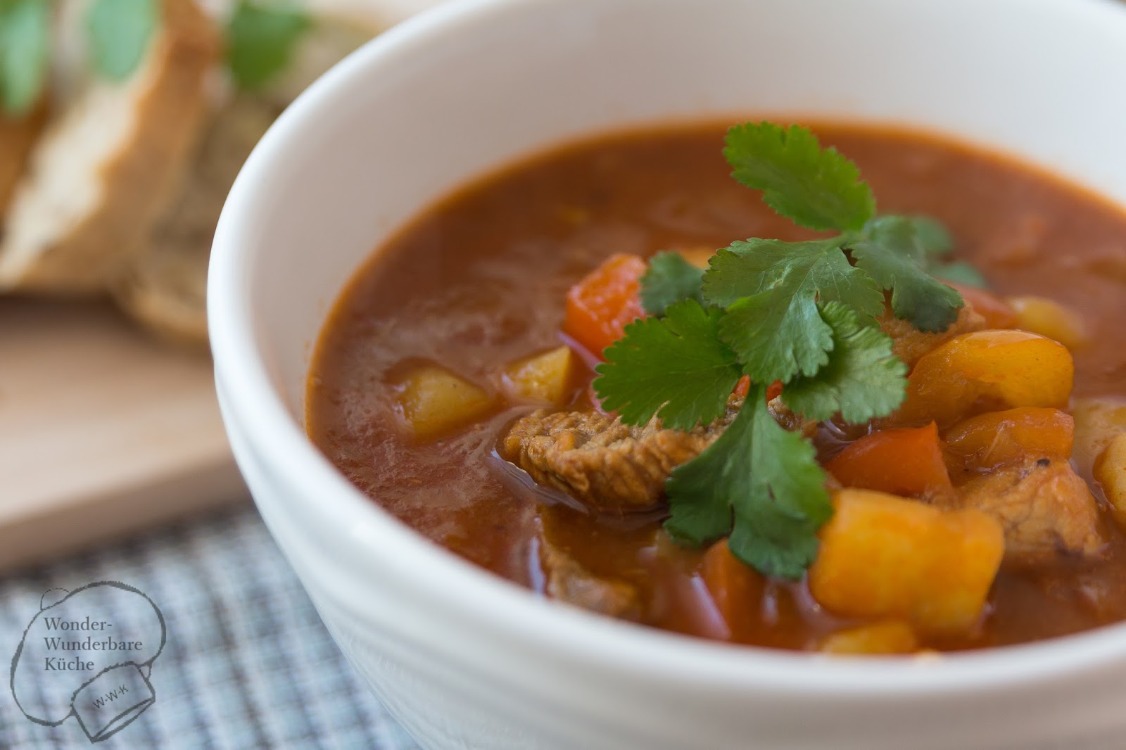 Gulaschsuppe mit Paprika und Kartoffeln