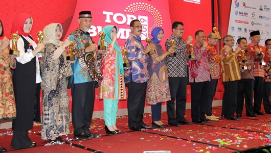 Wako Padang Mahyeldi dan Dirut PDAM Terima Penghargaan Top BUMD