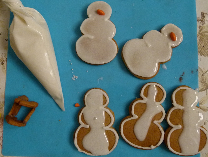 Schneemann Platzchen Mit Royal Icing Dekorieren In Der Weihnachtsbackerei