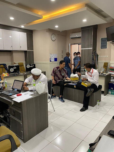 Intip Foto Habib Rizieq saat Diperiksa Polisi: Jadi Imam Salat hingga Makan