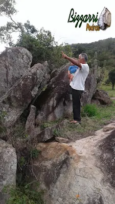 Bizzarri, da Bizzarri Pedras, com seu neto Theo, escolhendo as pedras ornamentais para a execução das construções com pedras, paisagismo com pedras e lagos ornamentais de pedra.