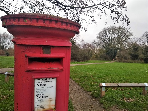 イギリスの赤い郵便ポスト