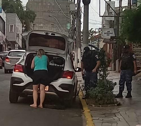 Guardas municipais ajudam motorista a trocar o pneu do carro em Gravataí