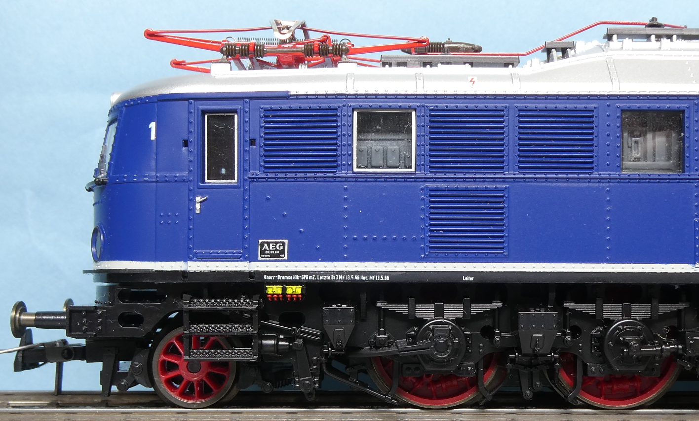 西ドイツ国鉄 DB 急行用電気機関車 BR E 18 27号機 (ROCO 43659) - DB103のKleines Modellmuseum Ep. IV 西ドイツ国鉄 DB 急行用電気機関車 BR E 18 27号機 (ROCO 43659) - DB103のKleines Modellmuseum Ep. IV