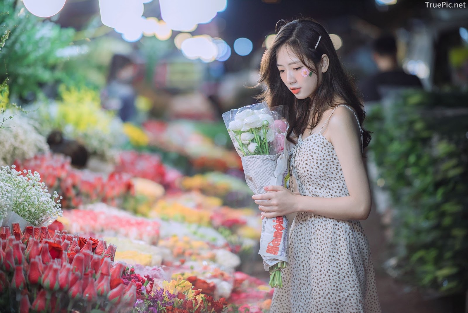 Vietnamese Hot Girl Linh Hoai - Strolling on the flower street - TruePic.net - Picture 2