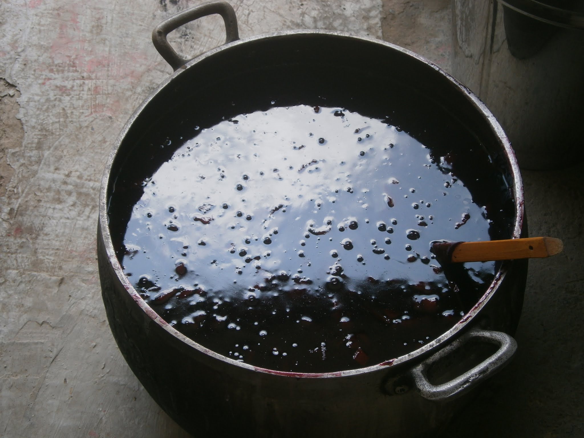 Olla de mazamorra preparada en casa. Mazamorra peruana hecha para fiestas sociales y cumpleaños