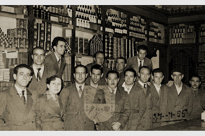 Personal del economato de Barruelo retratados en el mostrador (1955)