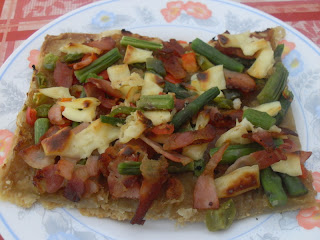 Coca de verduras, jamón serrano y queso.